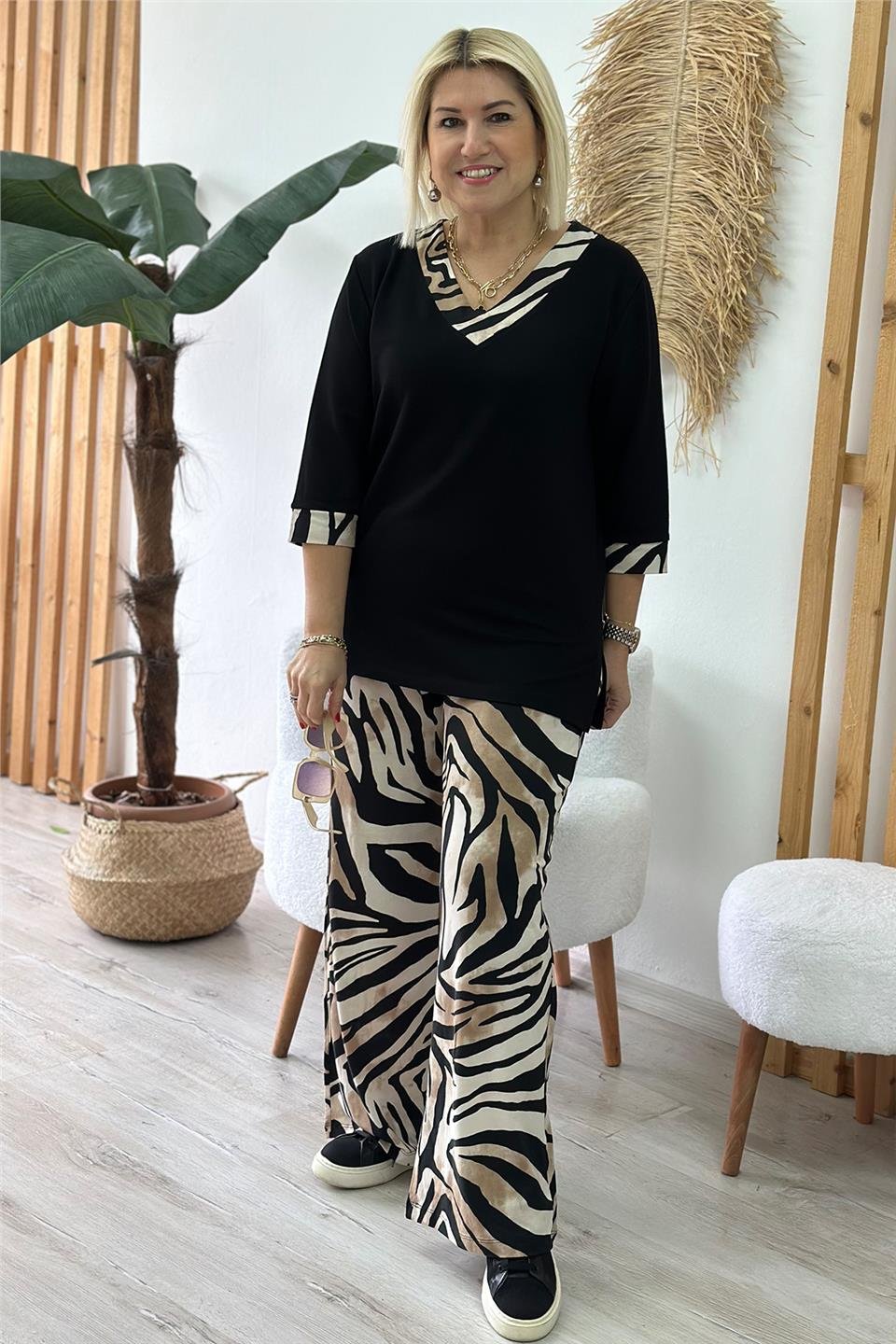 Siyah V Yaka Zebra Desen Garnili Penye TakımUTK2501148-SIYAH-S