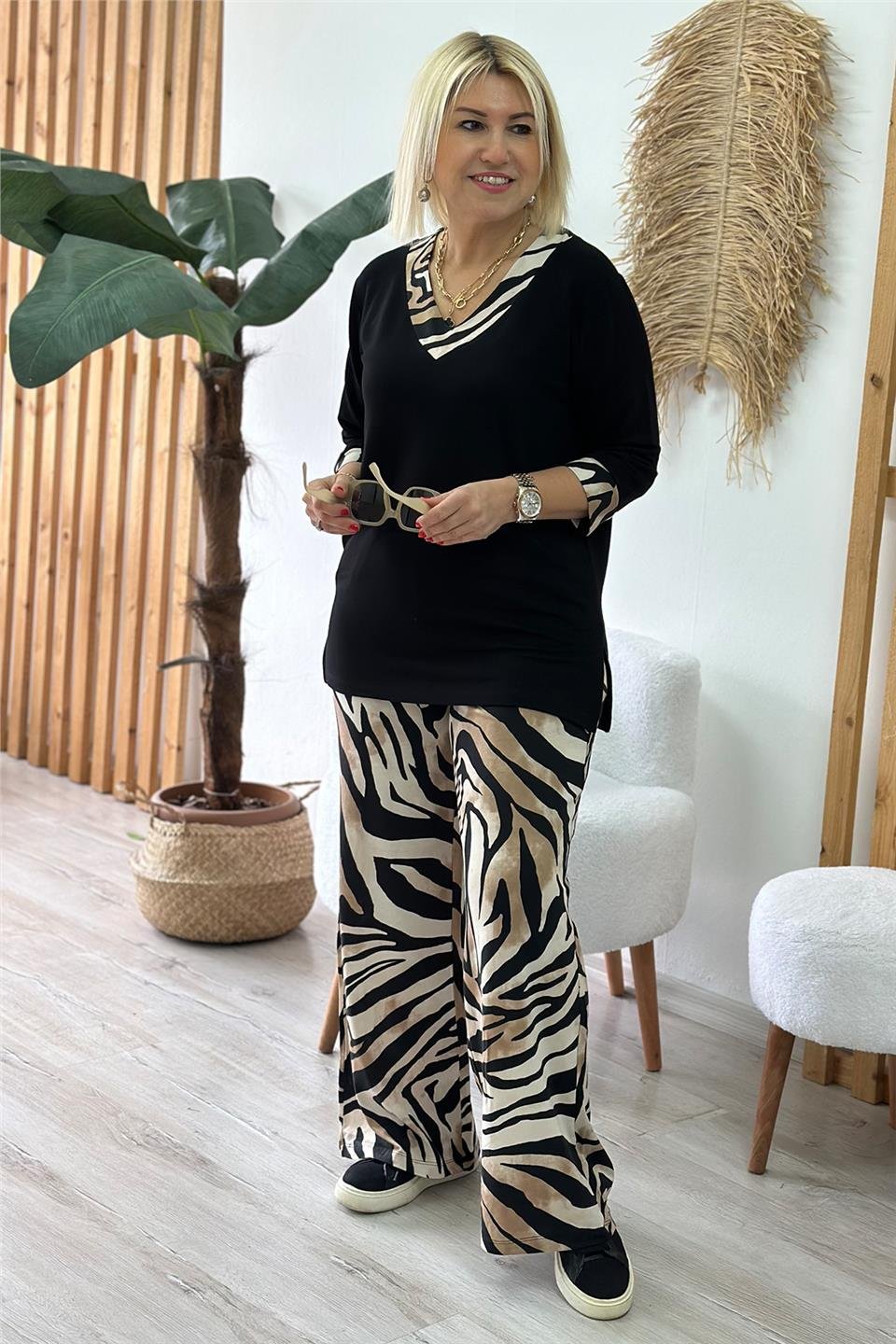 Siyah V Yaka Zebra Desen Garnili Penye TakımUTK2501148-SIYAH-S