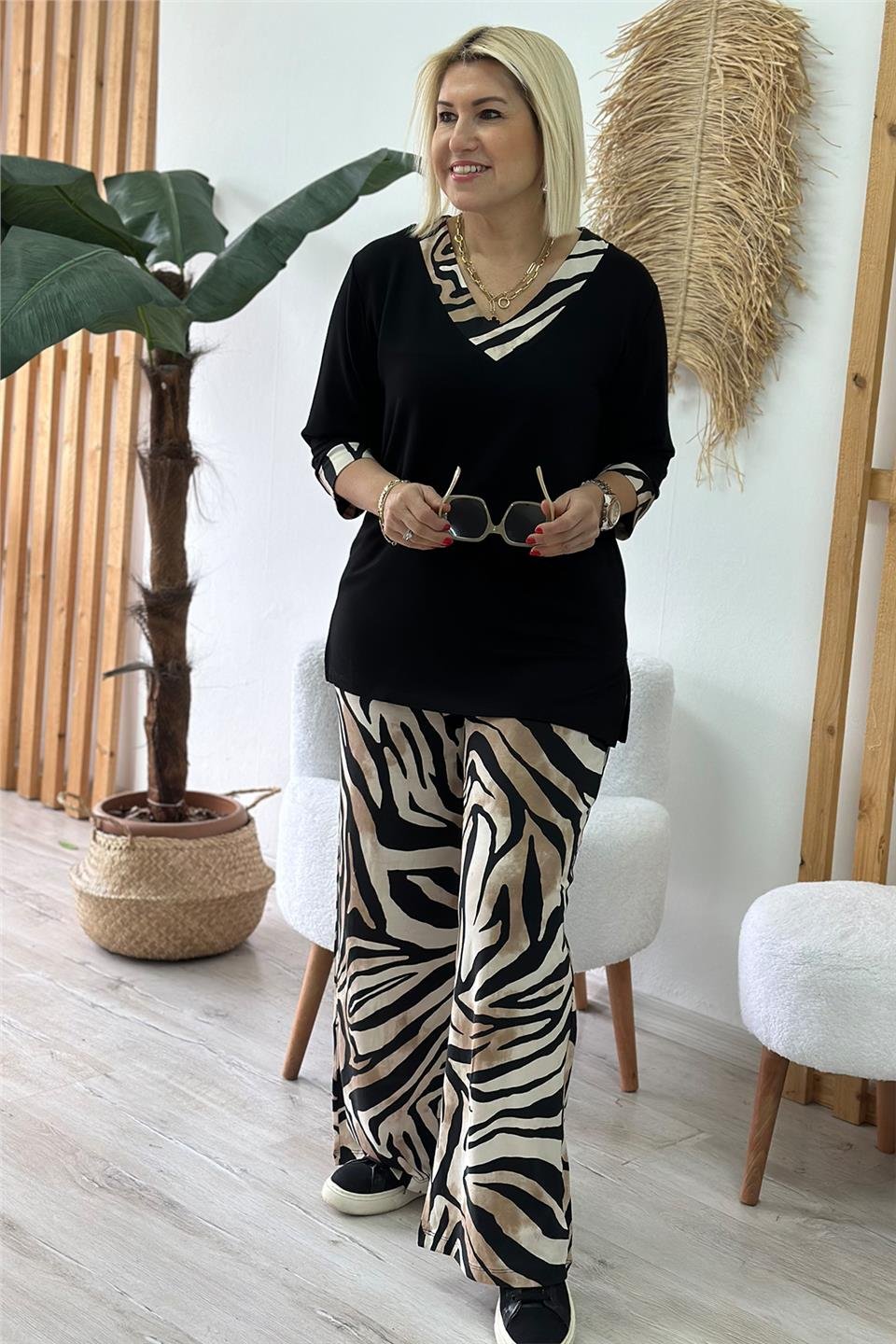 Siyah V Yaka Zebra Desen Garnili Penye TakımUTK2501148-SIYAH-S