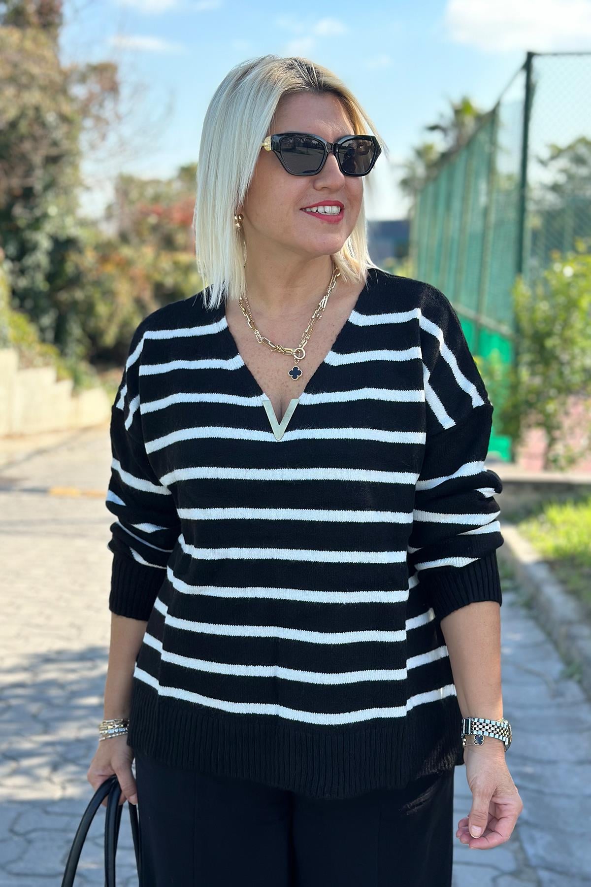 V Yaka Çizgili Aksesuar Yumoş HırkaDK2230145-SIYAH-STD