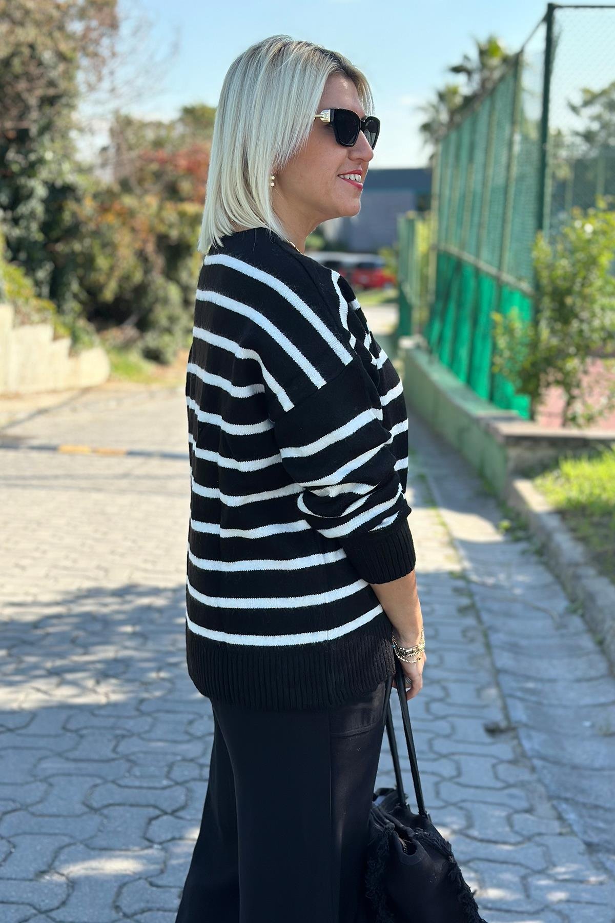 V Yaka Çizgili Aksesuar Yumoş HırkaDK2230145-SIYAH-STD