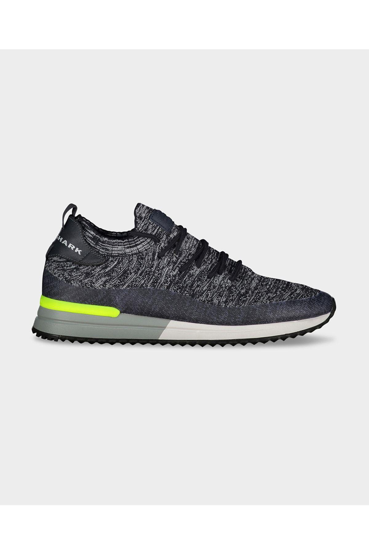 sneakers-e39333.jpg