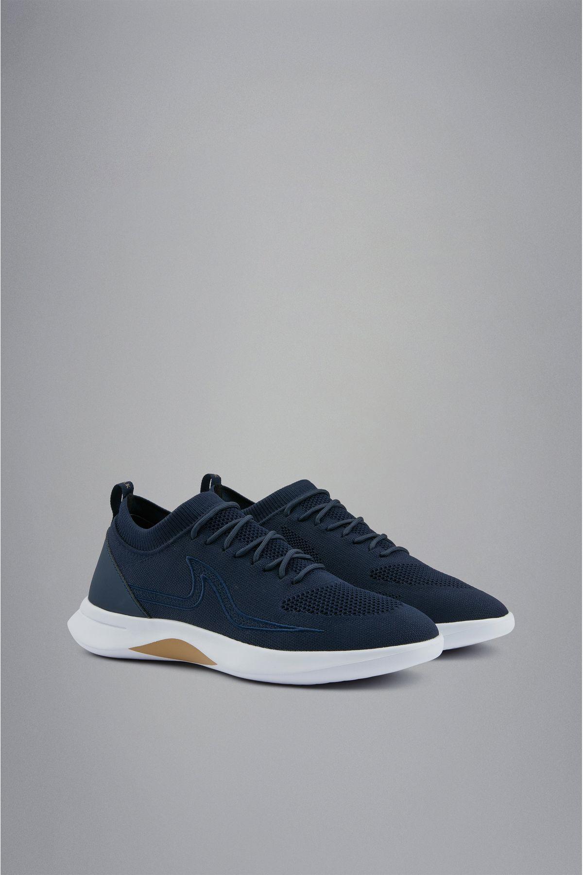 sneakers-e5fddb.jpg