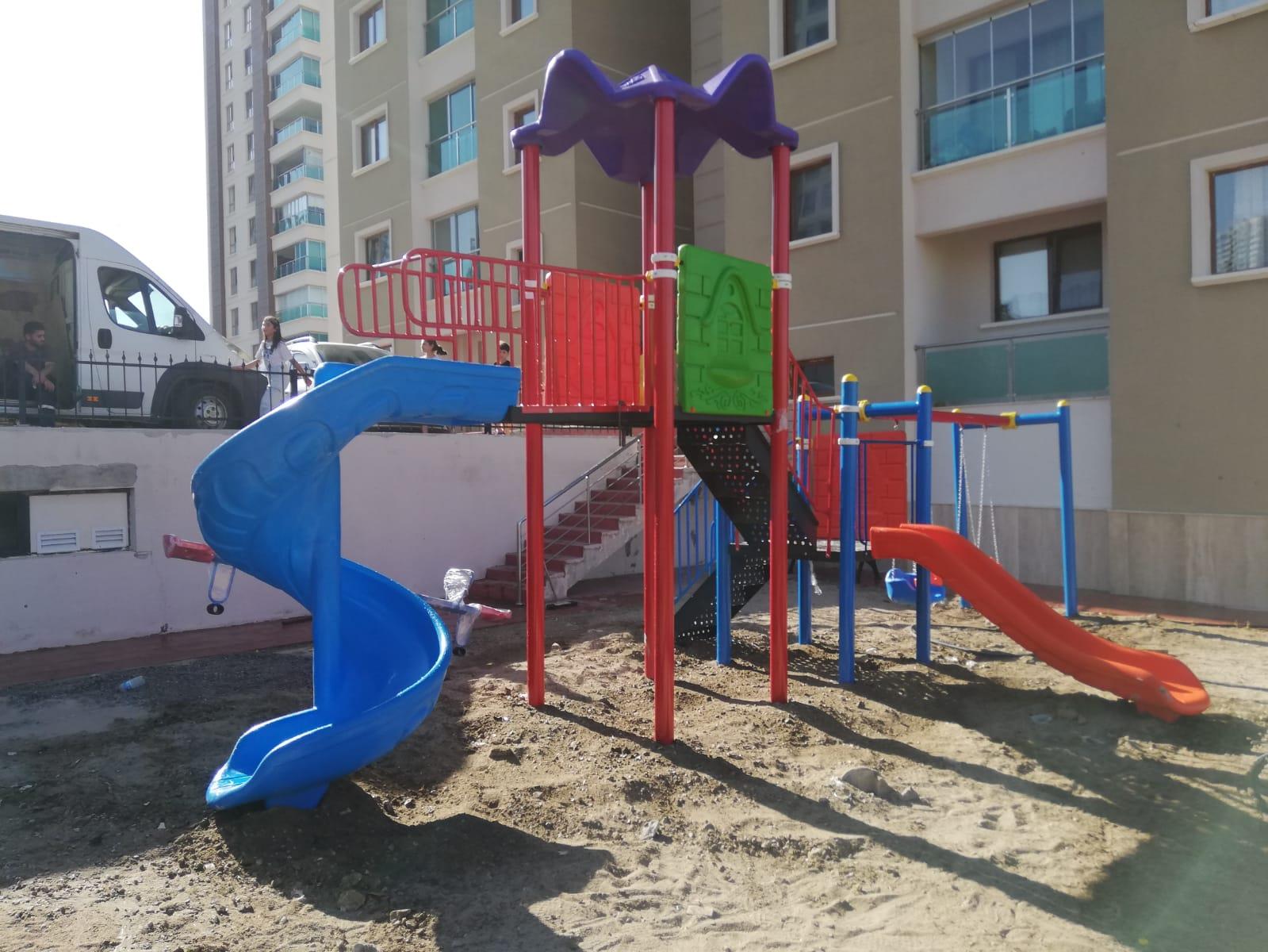 Bir Kuleli, İki Kaydıraklı, İkili Salıncaklı, Çocuk Oyun Parkı | 6.5x4.5m