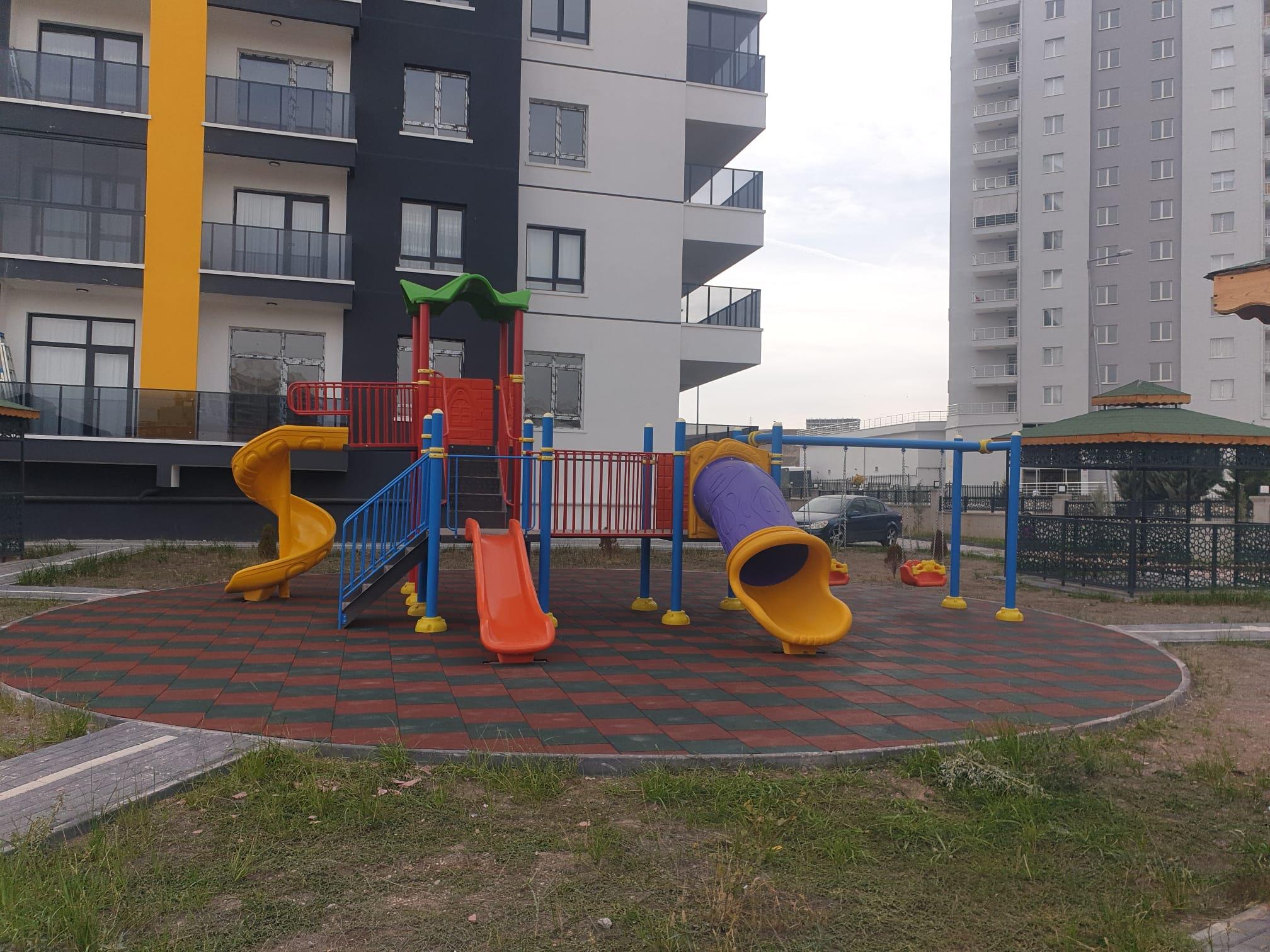 Dış Mekan Çocuk Oyun Parkı 9.5x5.5m, Üç Kaydıraklı Klasik Model