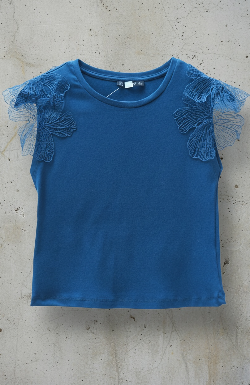 OMUZLARI ÇİÇEK DETAYLI KOLSUZ T-SHIRT