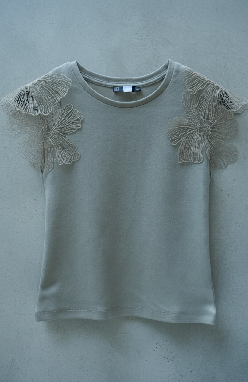 OMUZLARI ÇİÇEK DETAYLI KOLSUZ T-SHIRT