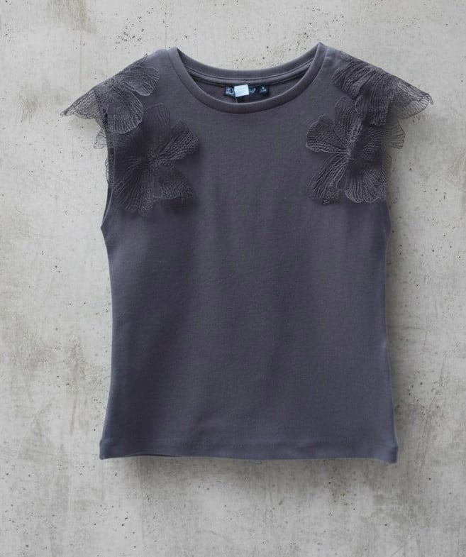 OMUZLARI ÇİÇEK DETAYLI KOLSUZ T-SHIRT