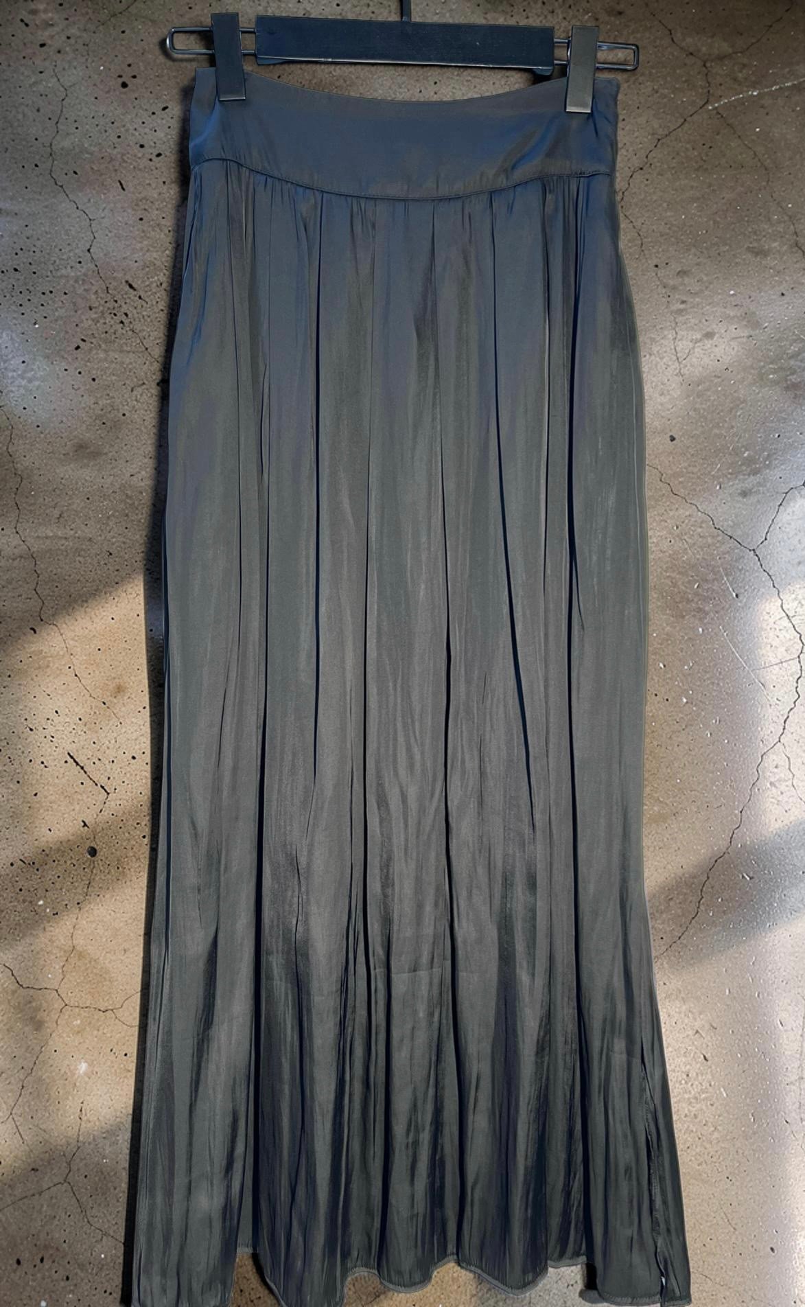 ÖNÜ PİLELİ SATEN ETEK ( YIRTMAÇLI )