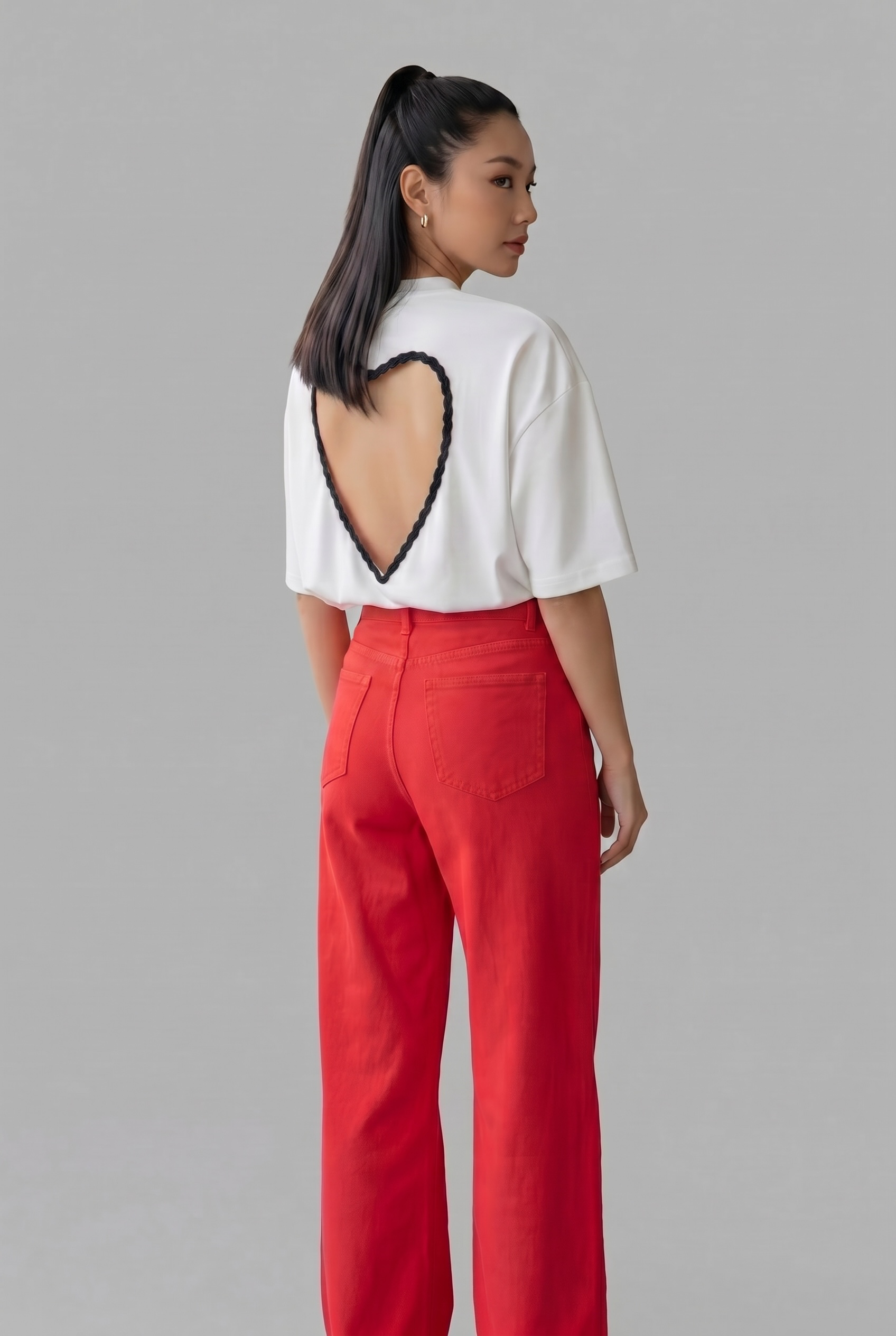 SIRTI KALP DETAYLI TSHIRT