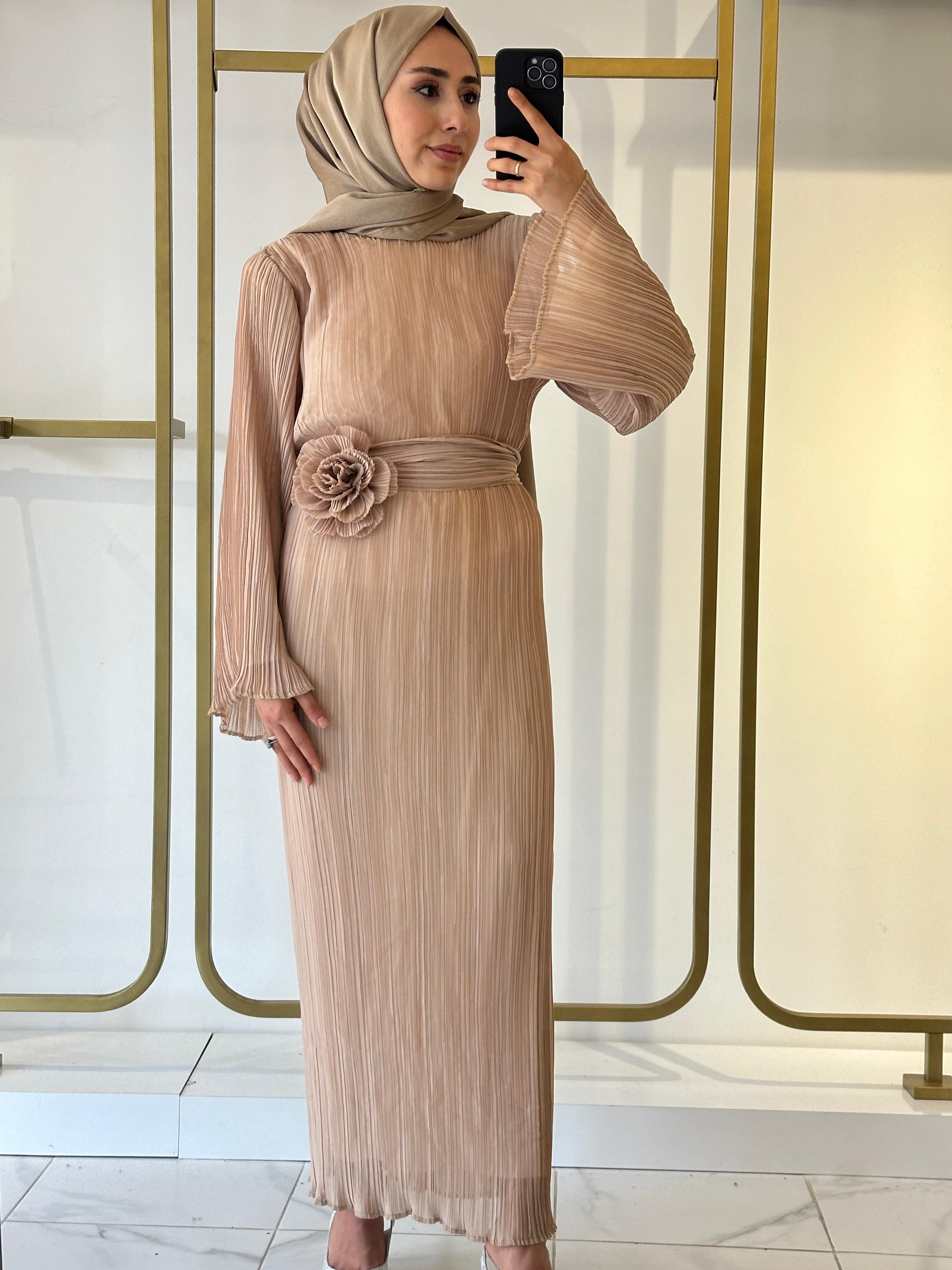 Gül Detaylı Bej Elbise