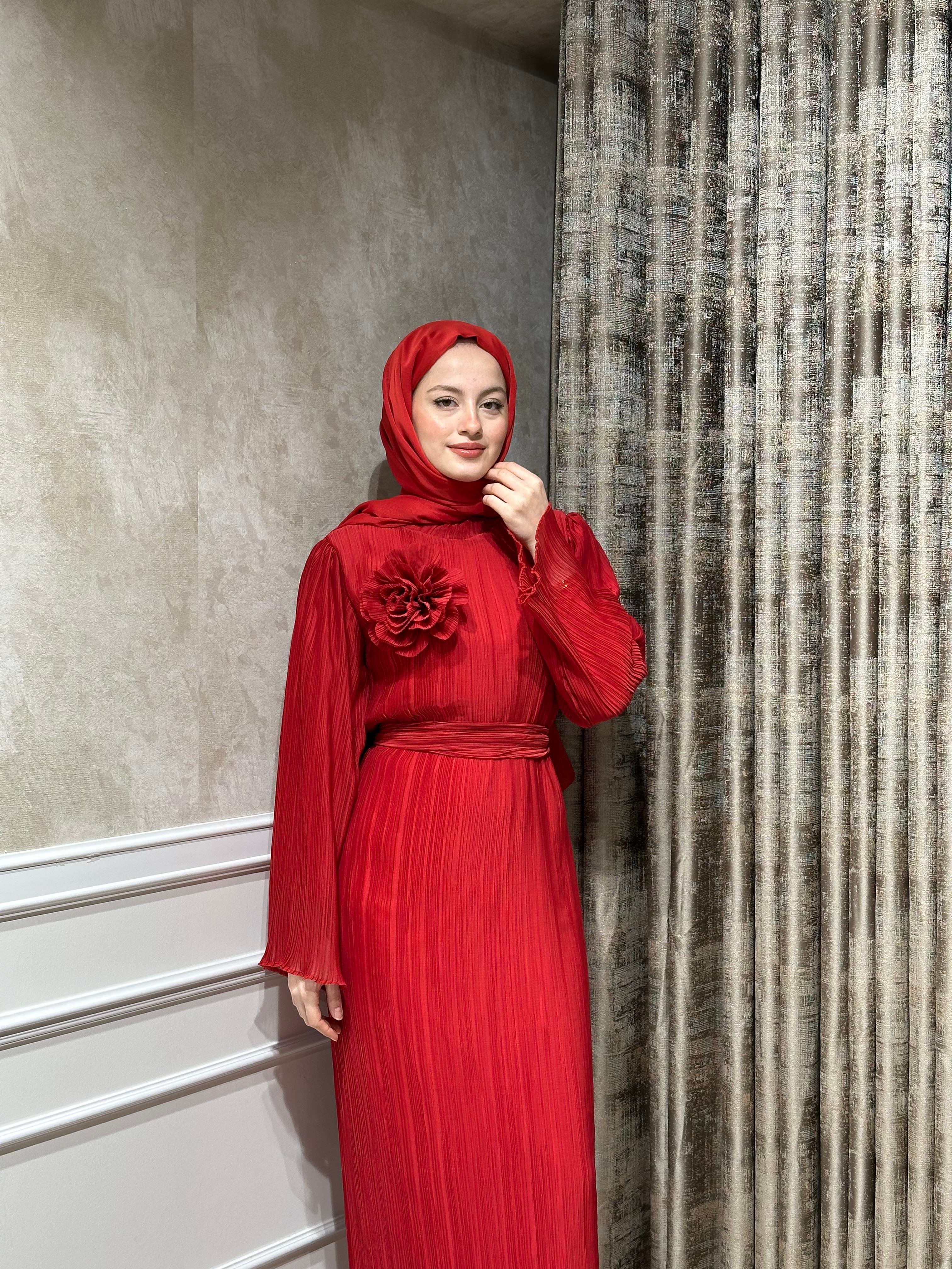 Gül Detaylı Kırmızı Elbise