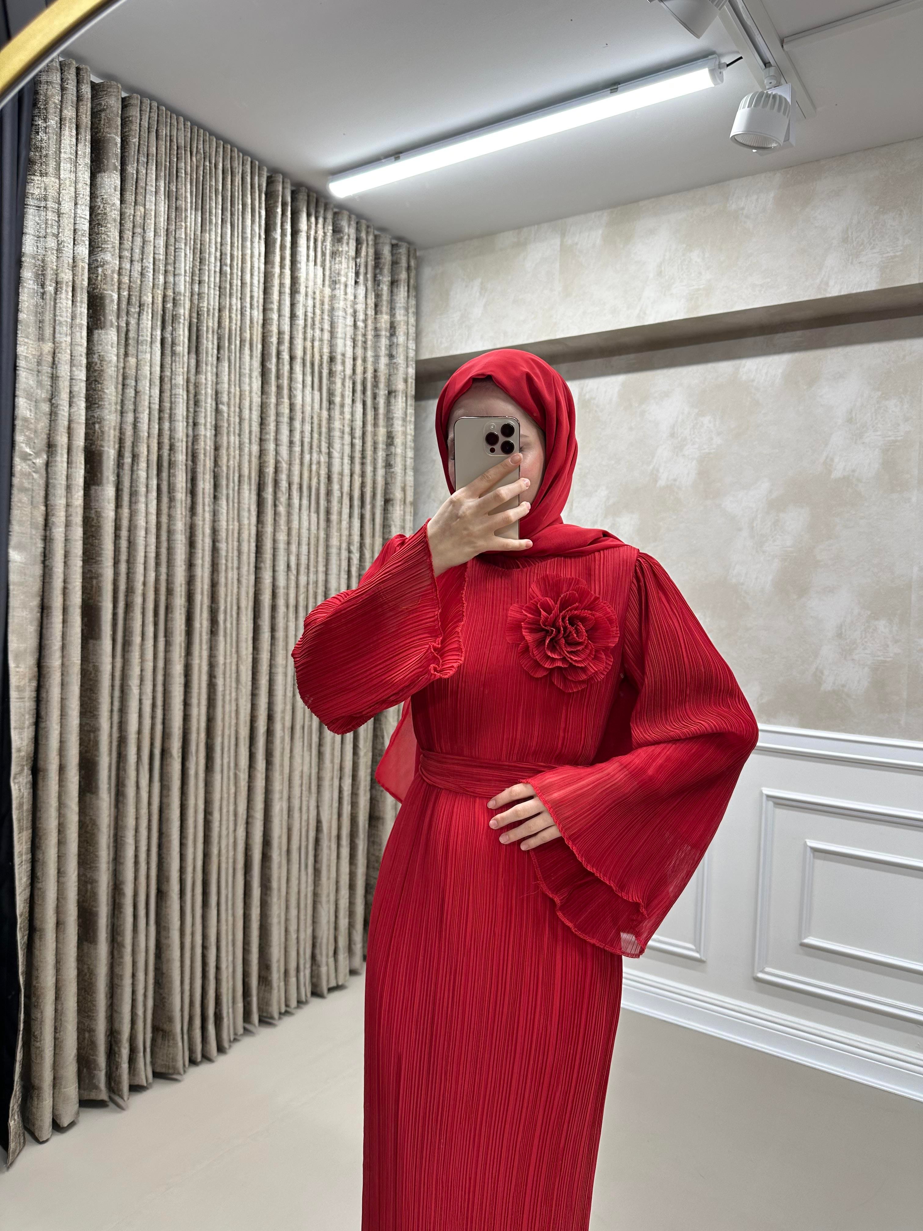 Gül Detaylı Kırmızı Elbise