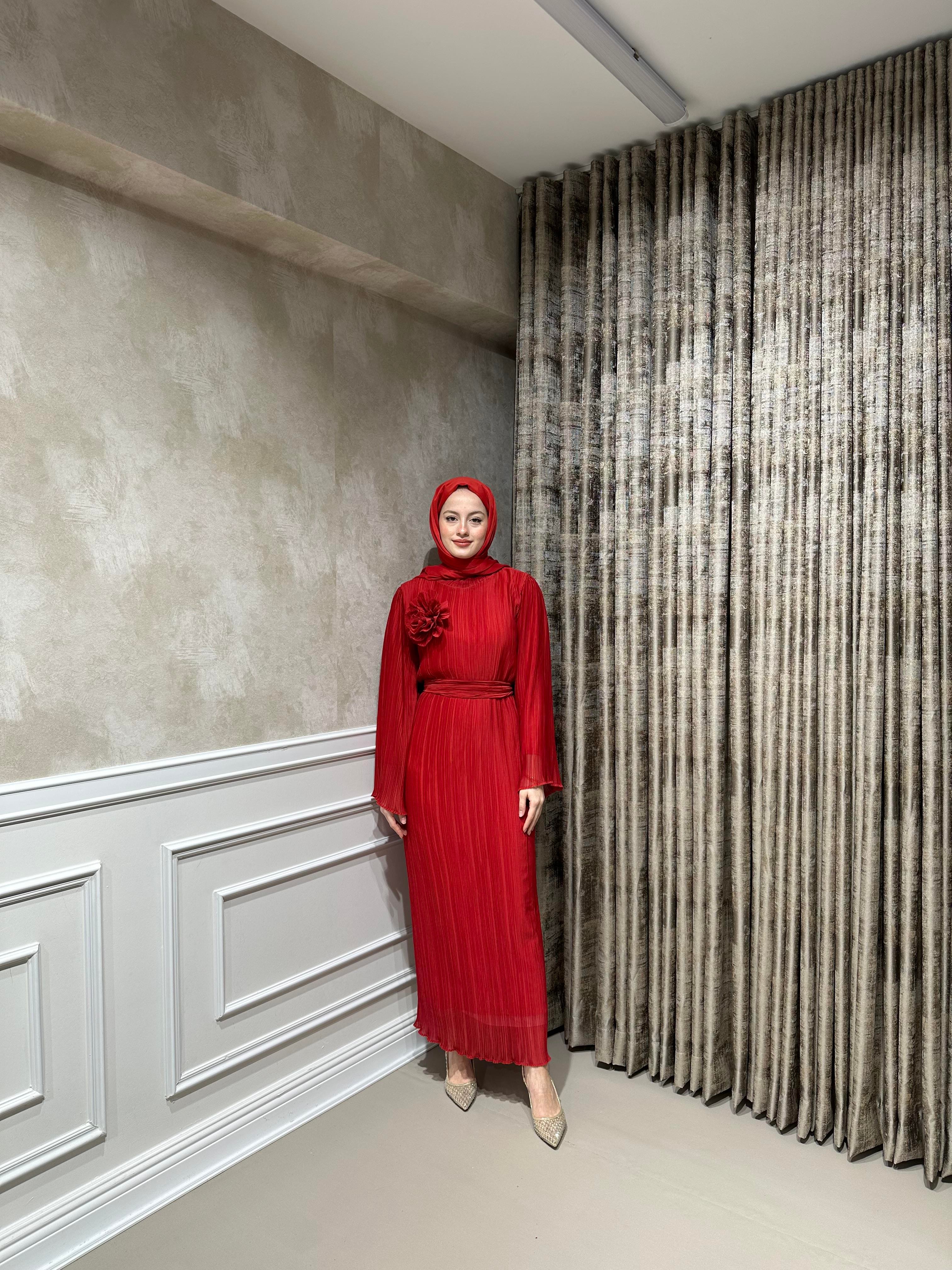 Gül Detaylı Kırmızı Elbise