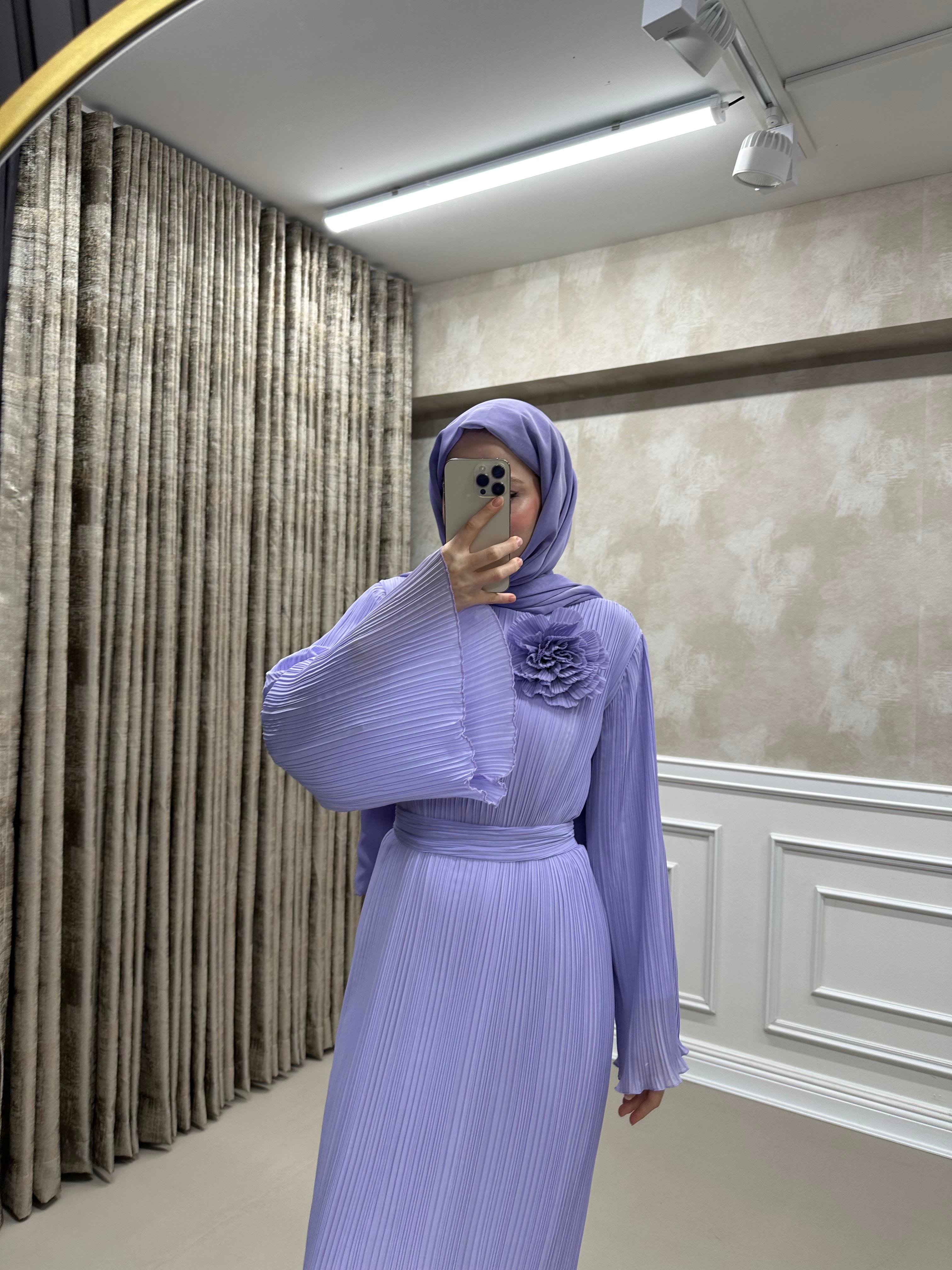 Gül Detaylı Lila Elbise