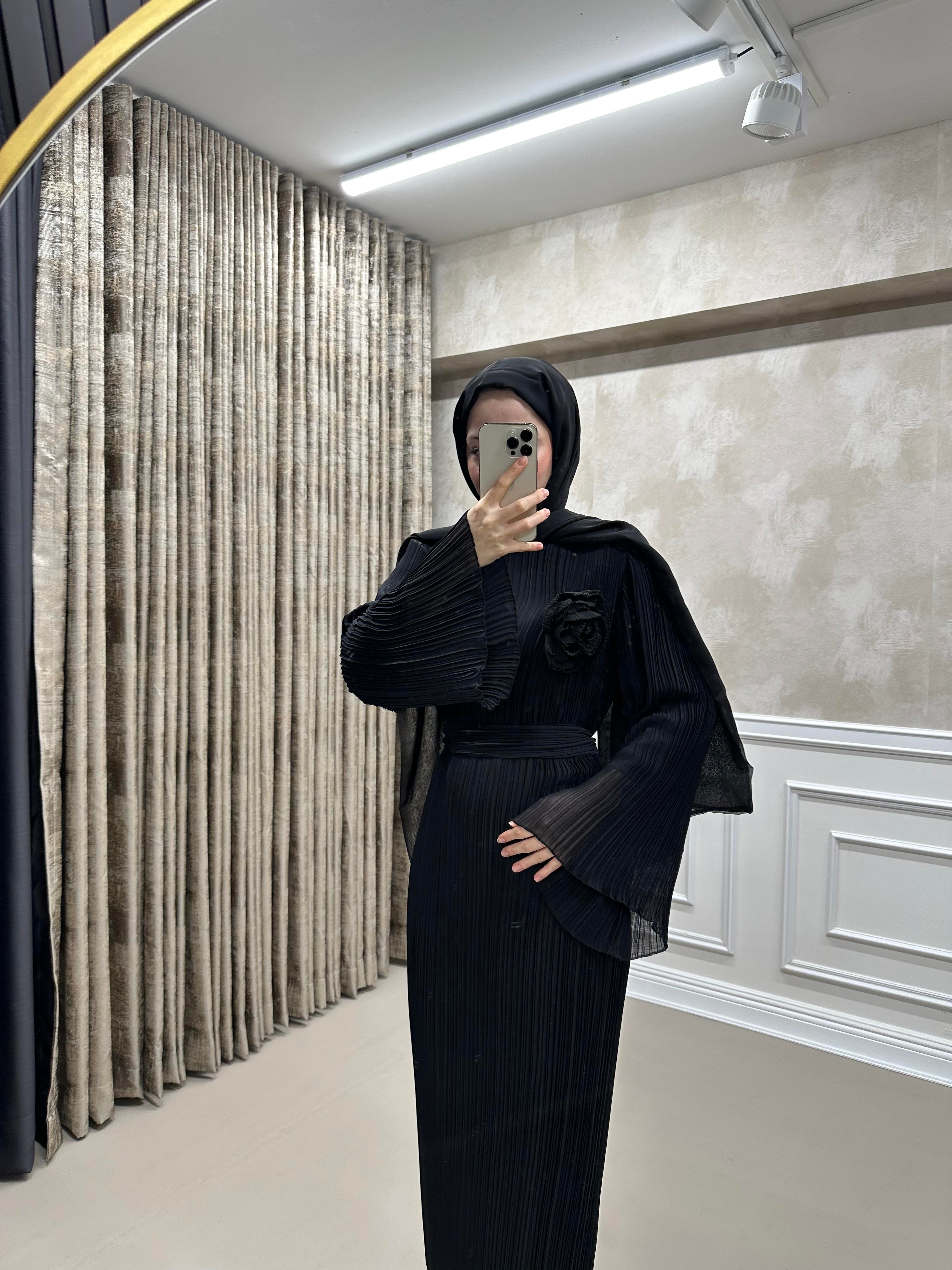 Gül Detaylı Siyah Elbise