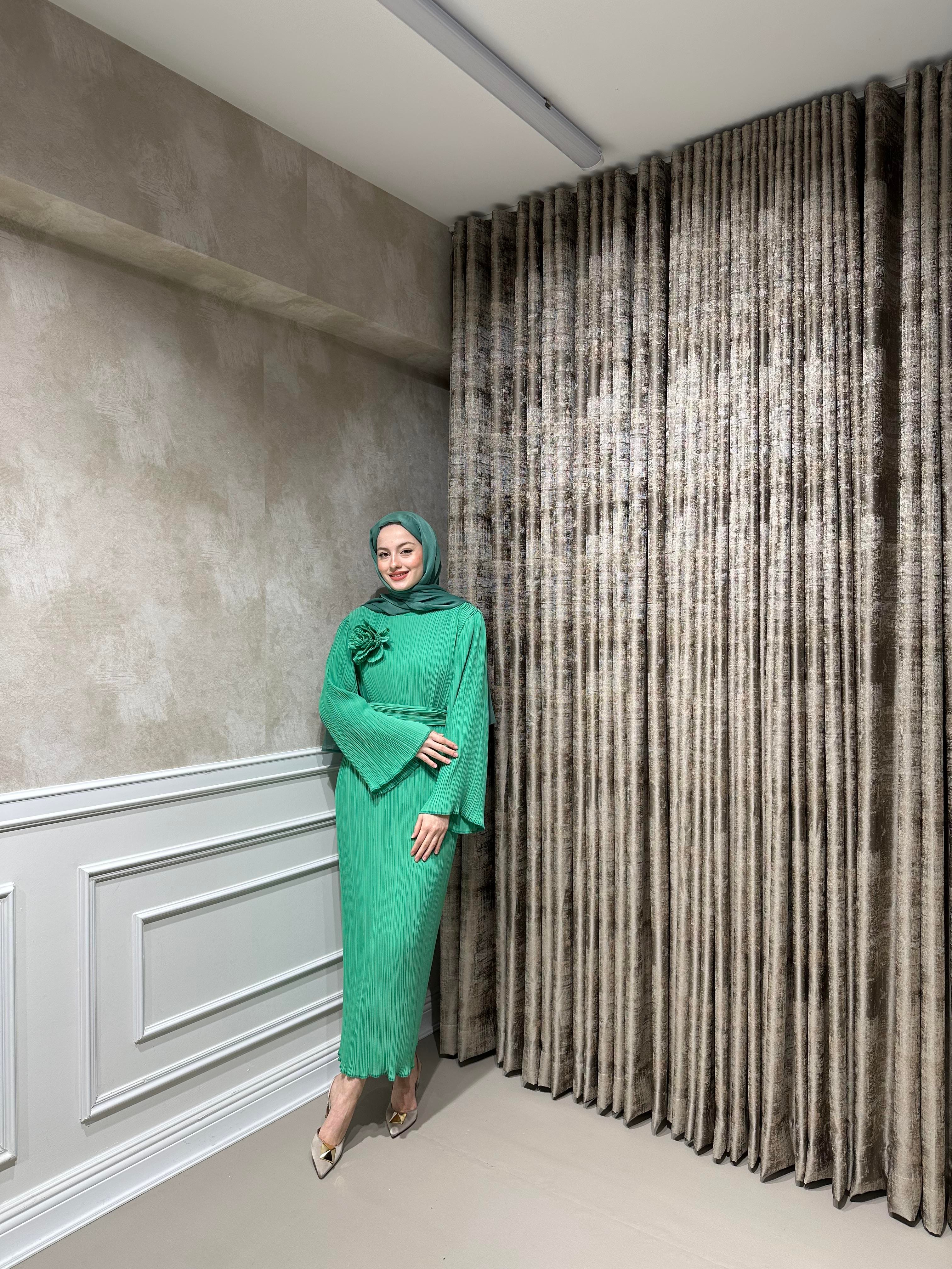 Gül Detaylı Yeşil Elbise