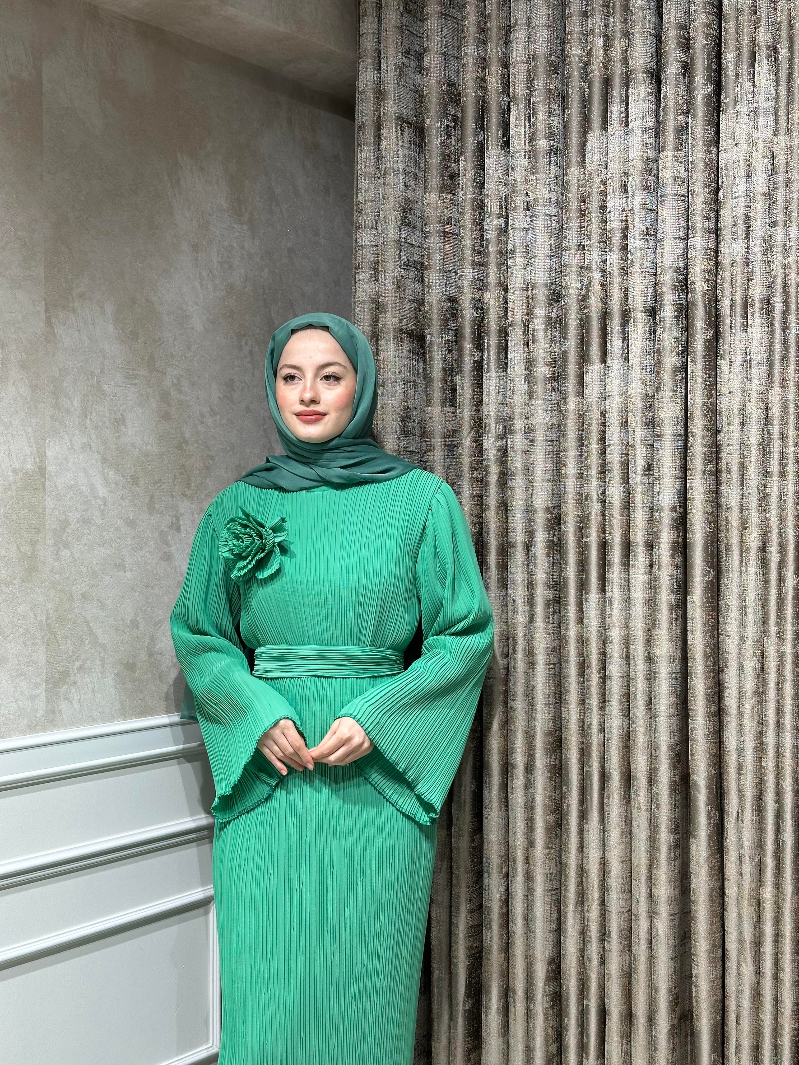 Gül Detaylı Yeşil Elbise