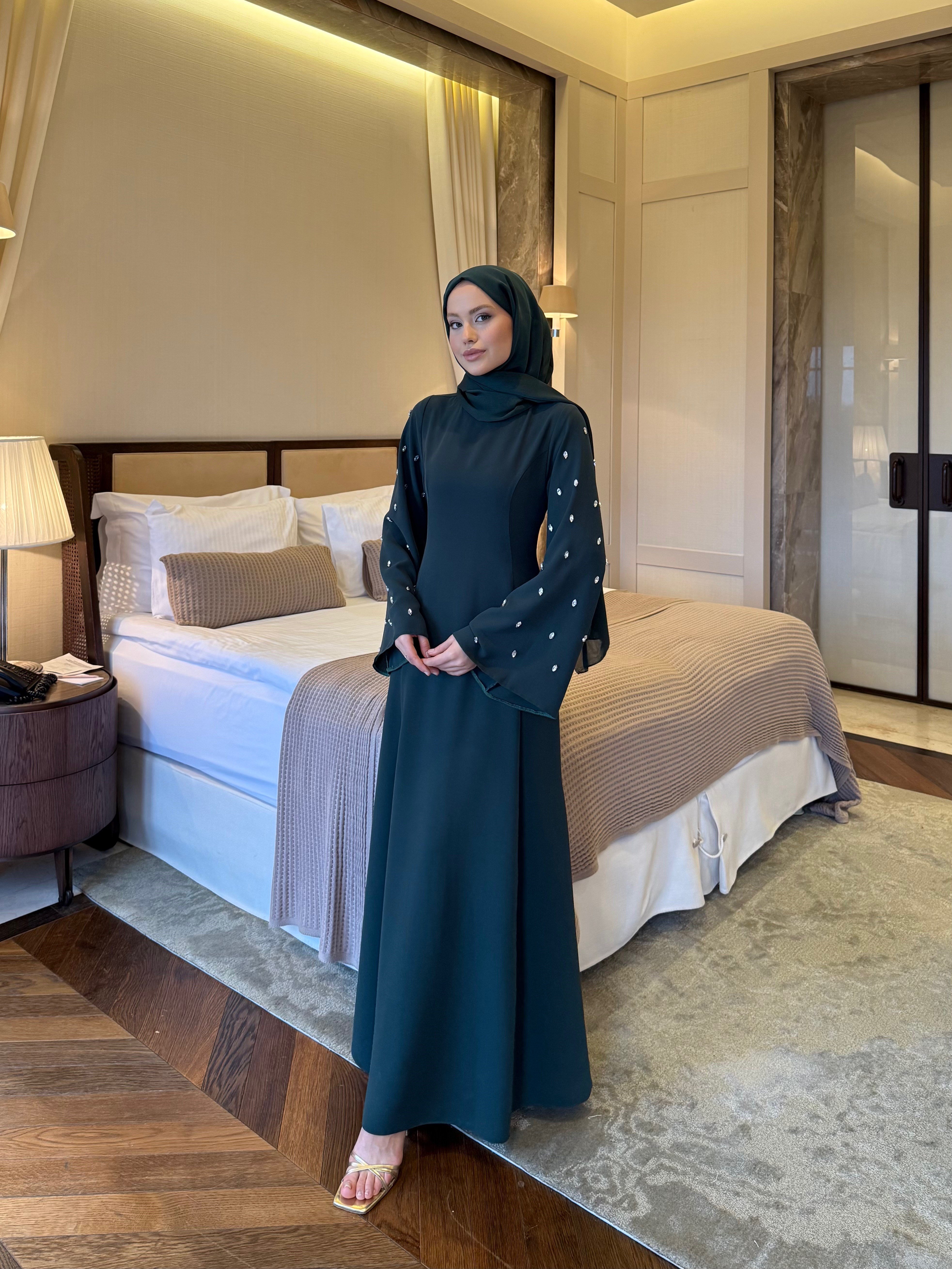 Kolları taşlı Krep elbise