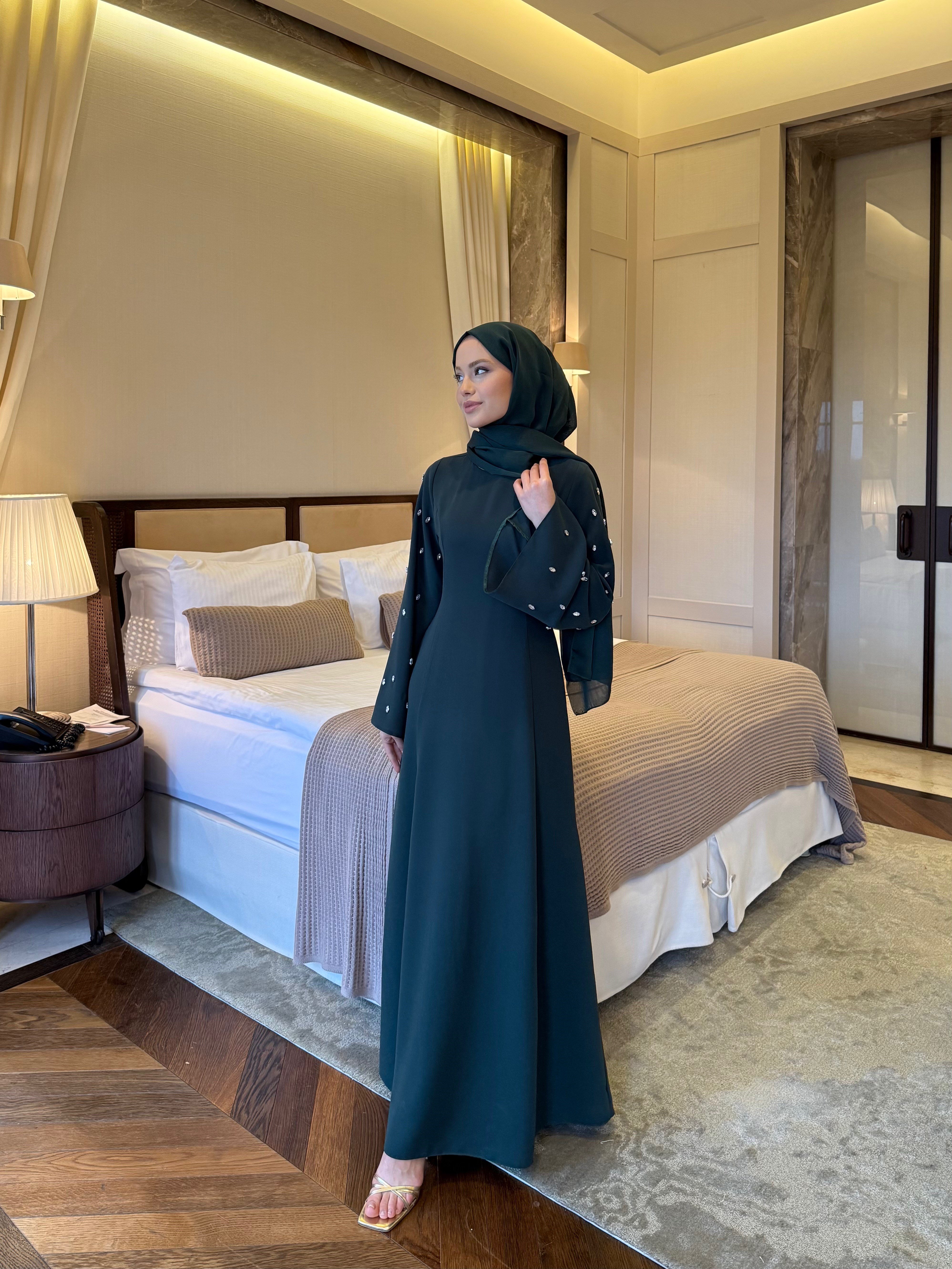 Kolları taşlı Krep elbise