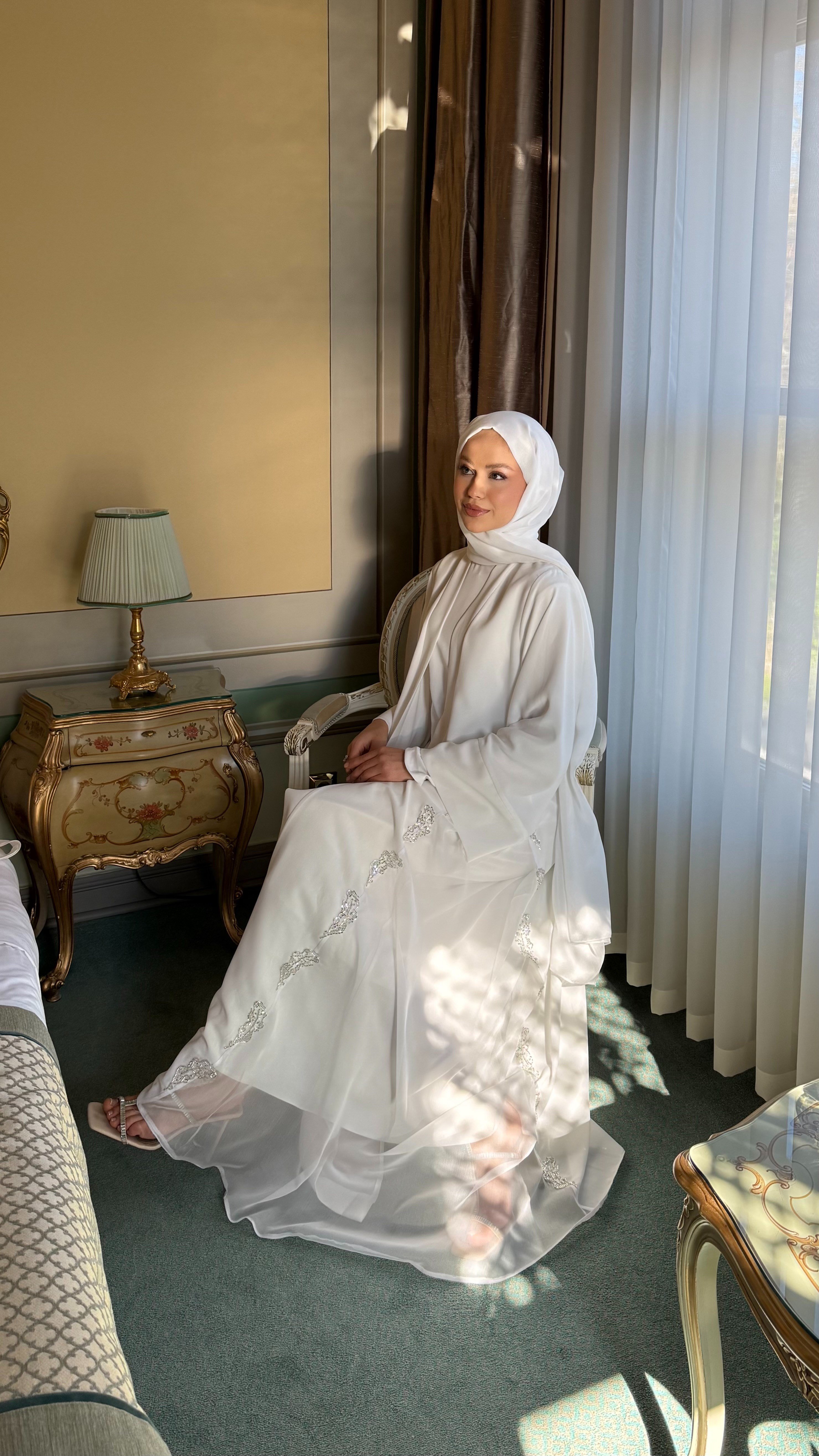 Nakış işlemeli beyaz abaya takım