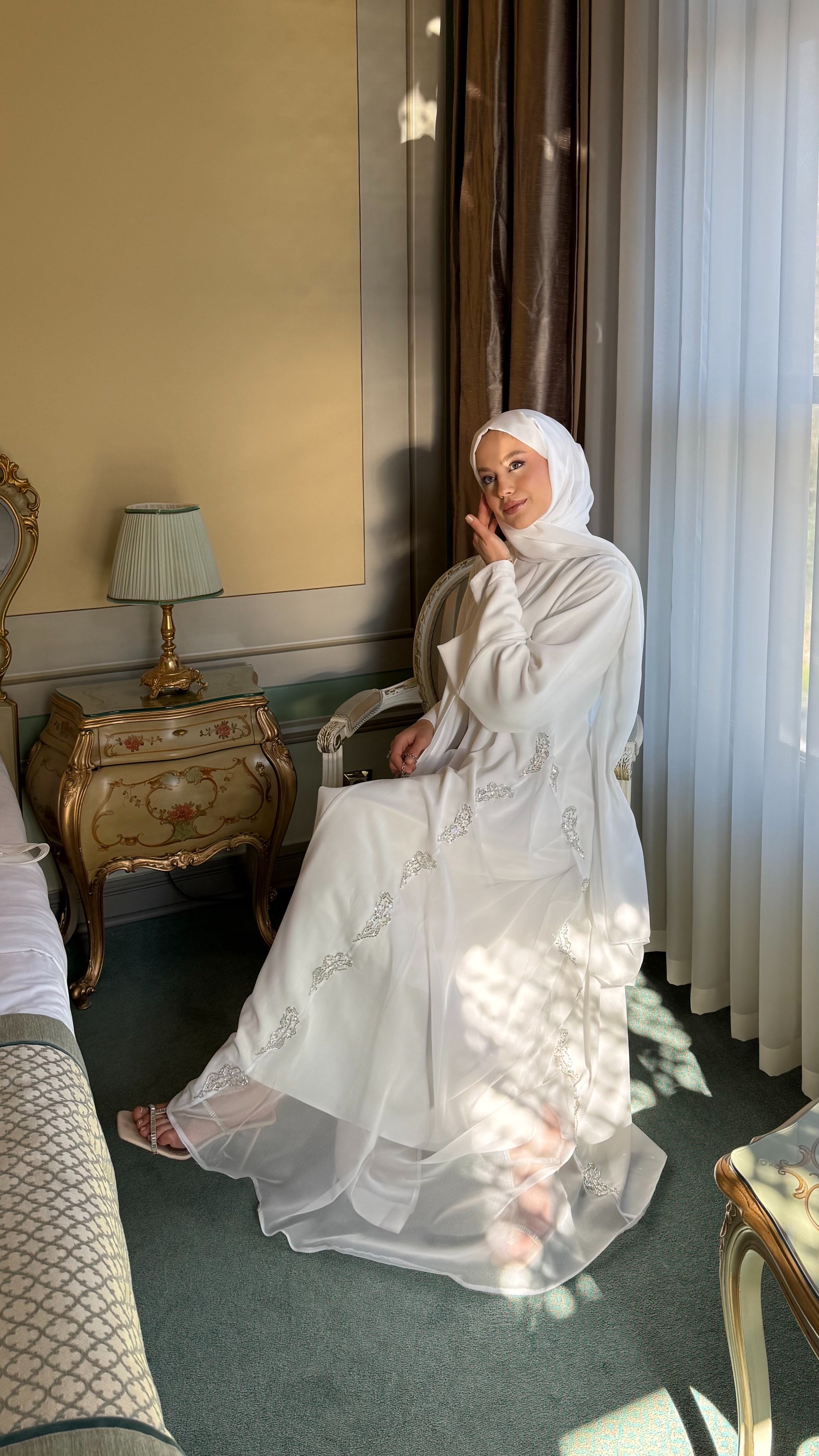 Nakış işlemeli beyaz abaya takım