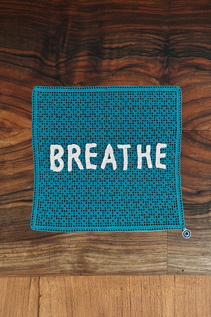 Breathe Yazılı El İşi Dantel Örtü
