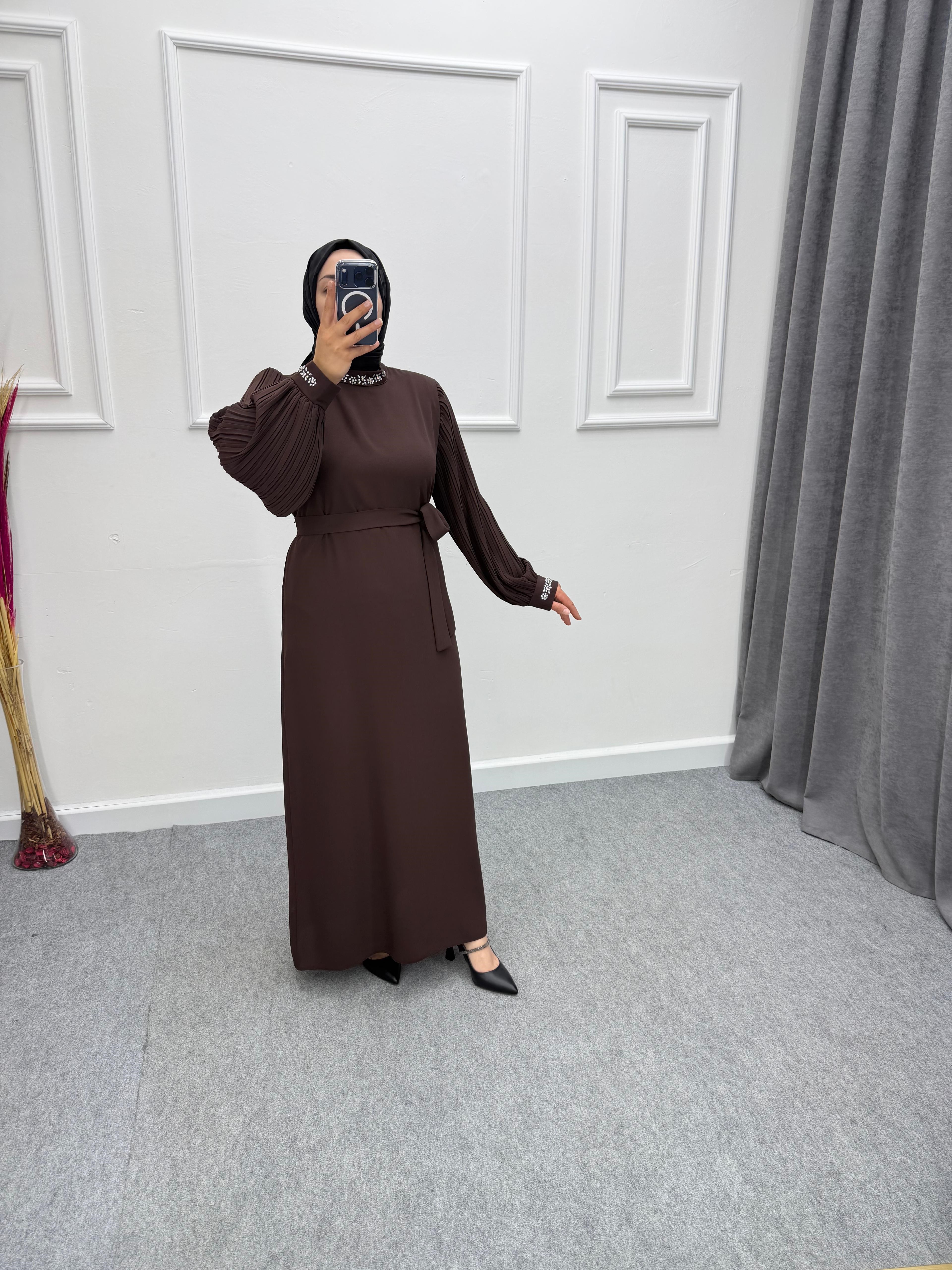 Kolu Piliseli Atlas Krep Taş Detaylı Elbise Kahve