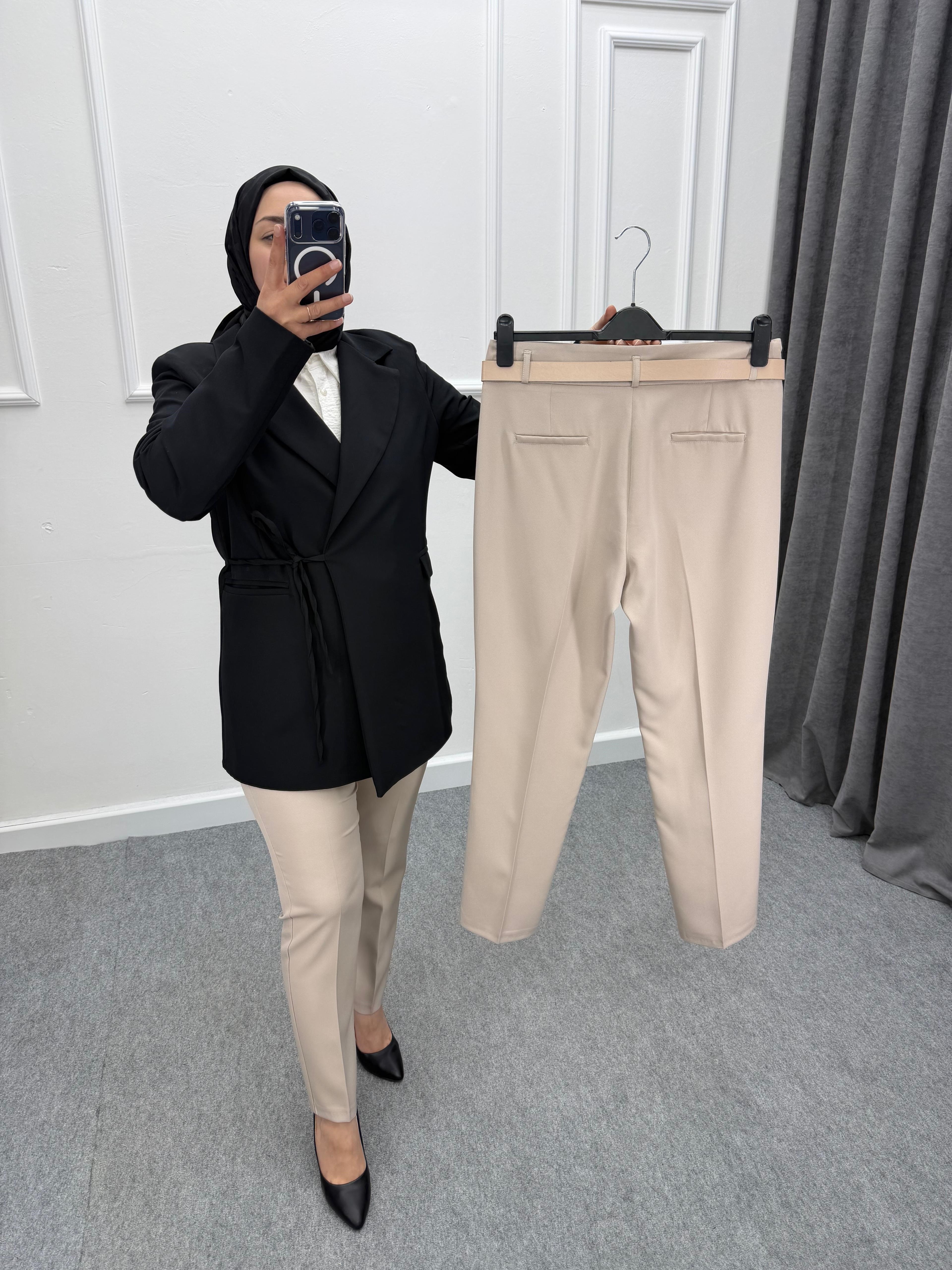 Krem Kemerli Kumaş Pantolon