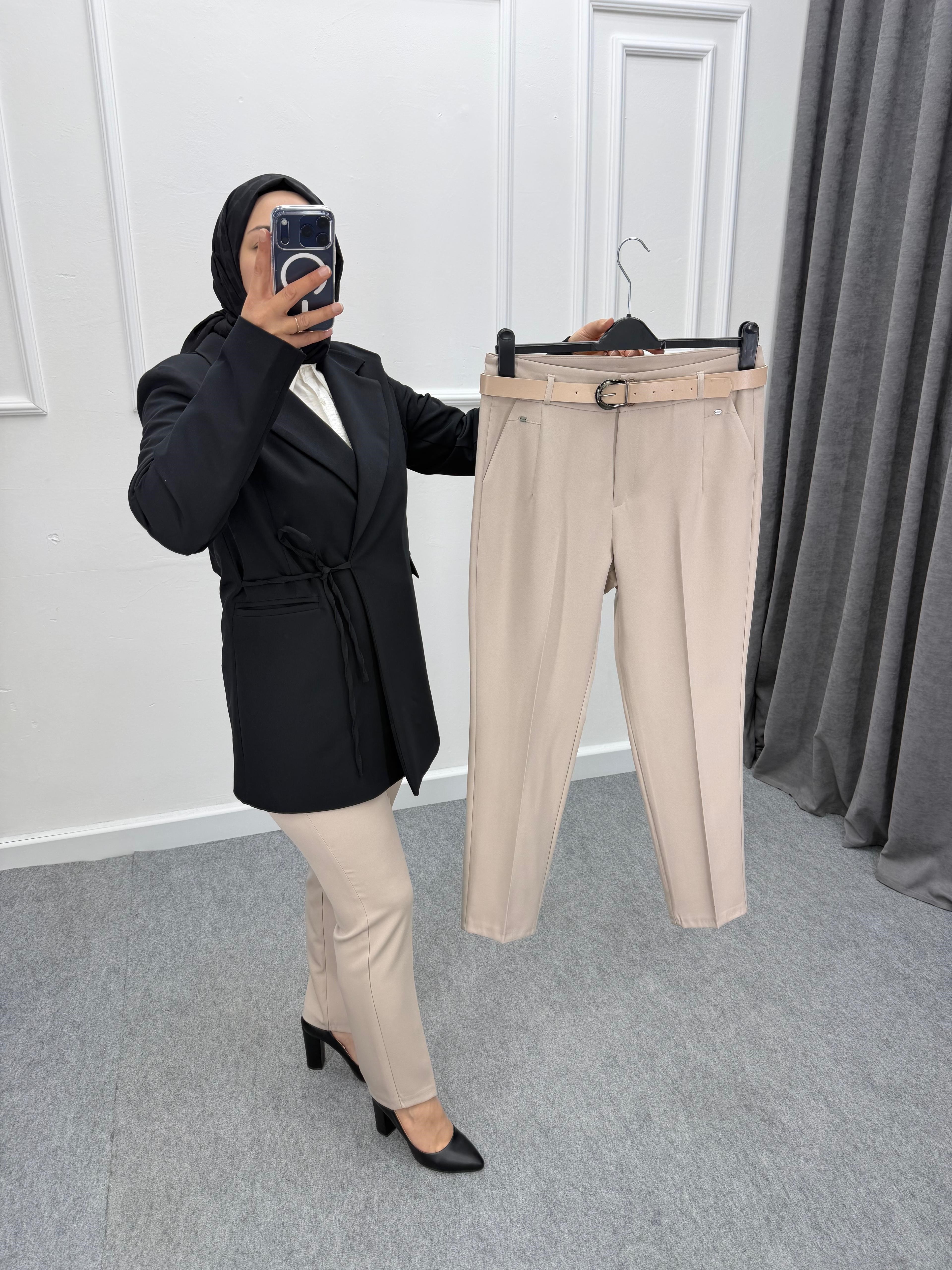 Krem Kemerli Kumaş Pantolon