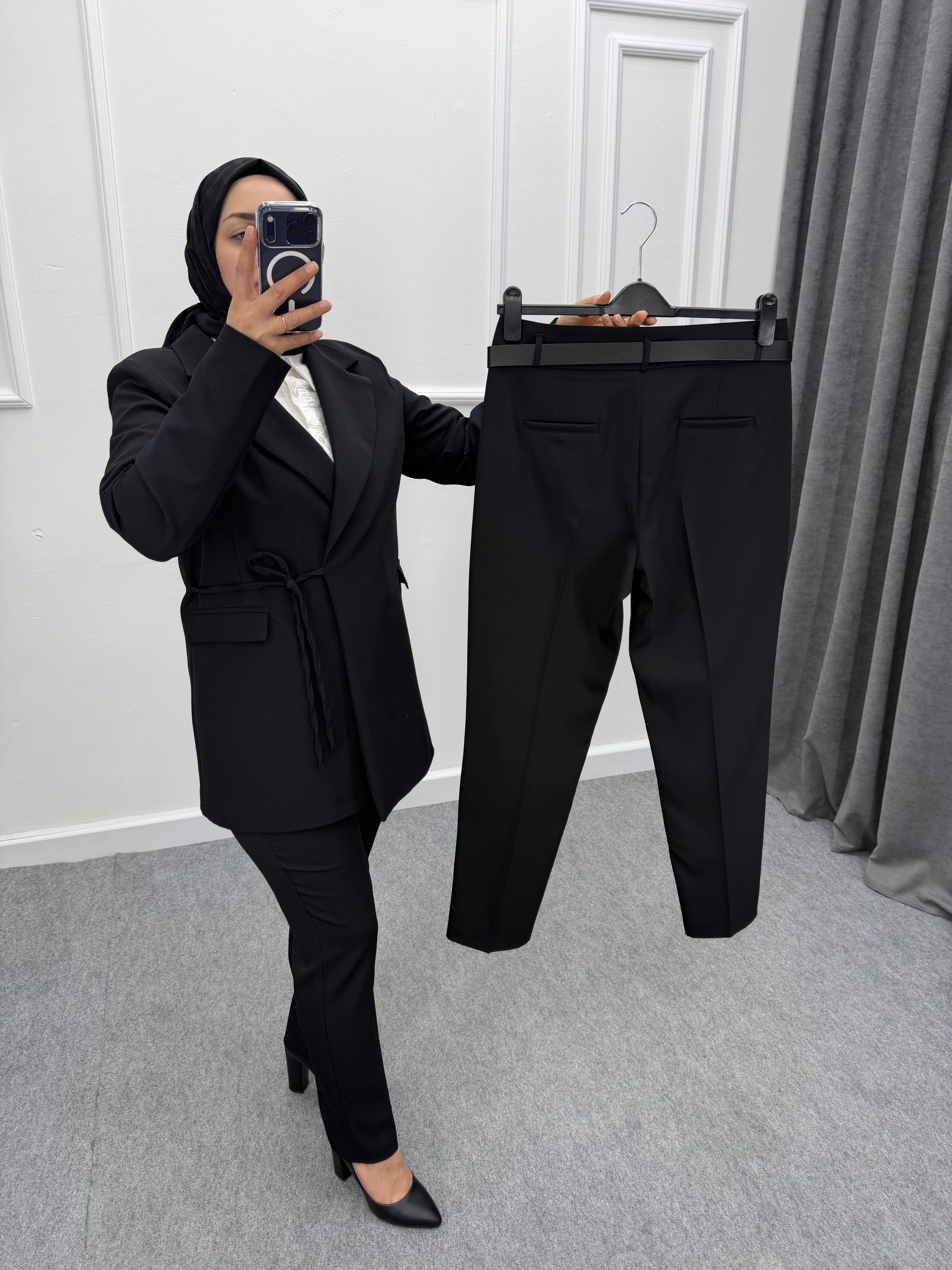 Siyah Kemerli Kumaş Pantolon