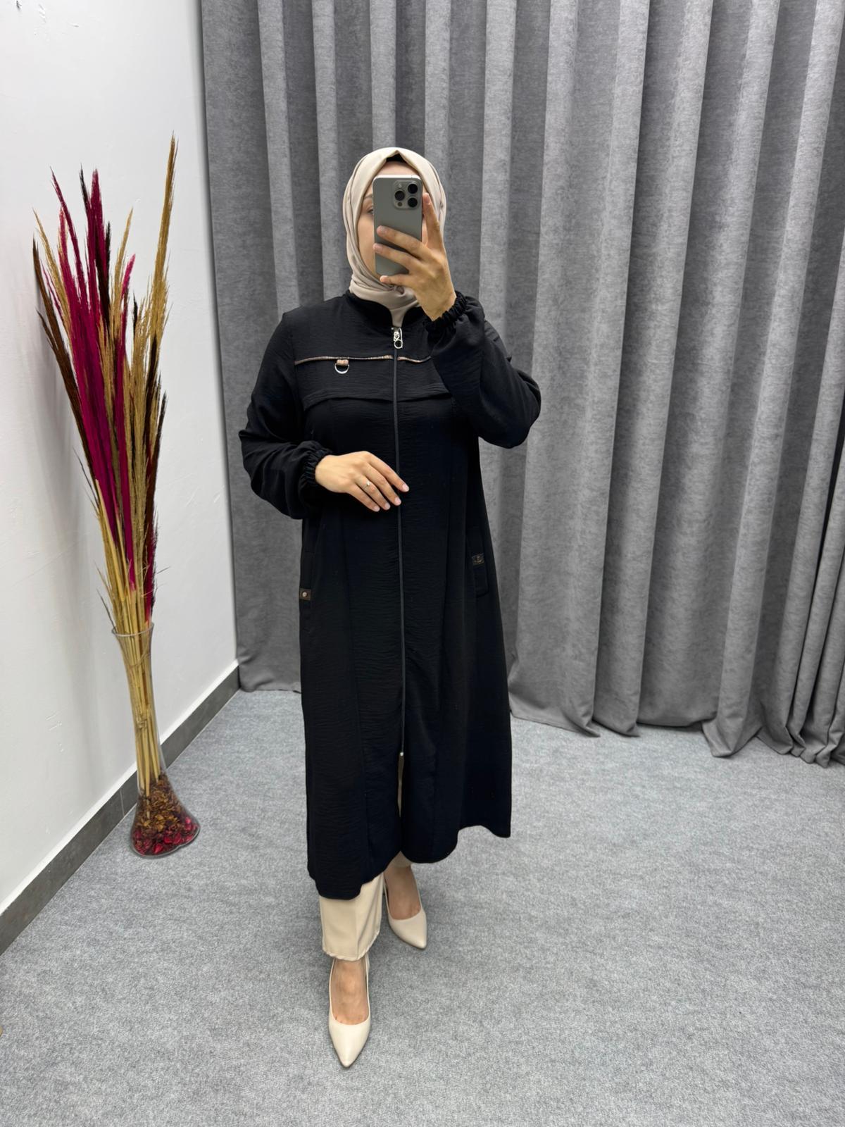 Siyah Parçalı Model Ayrobin Kap