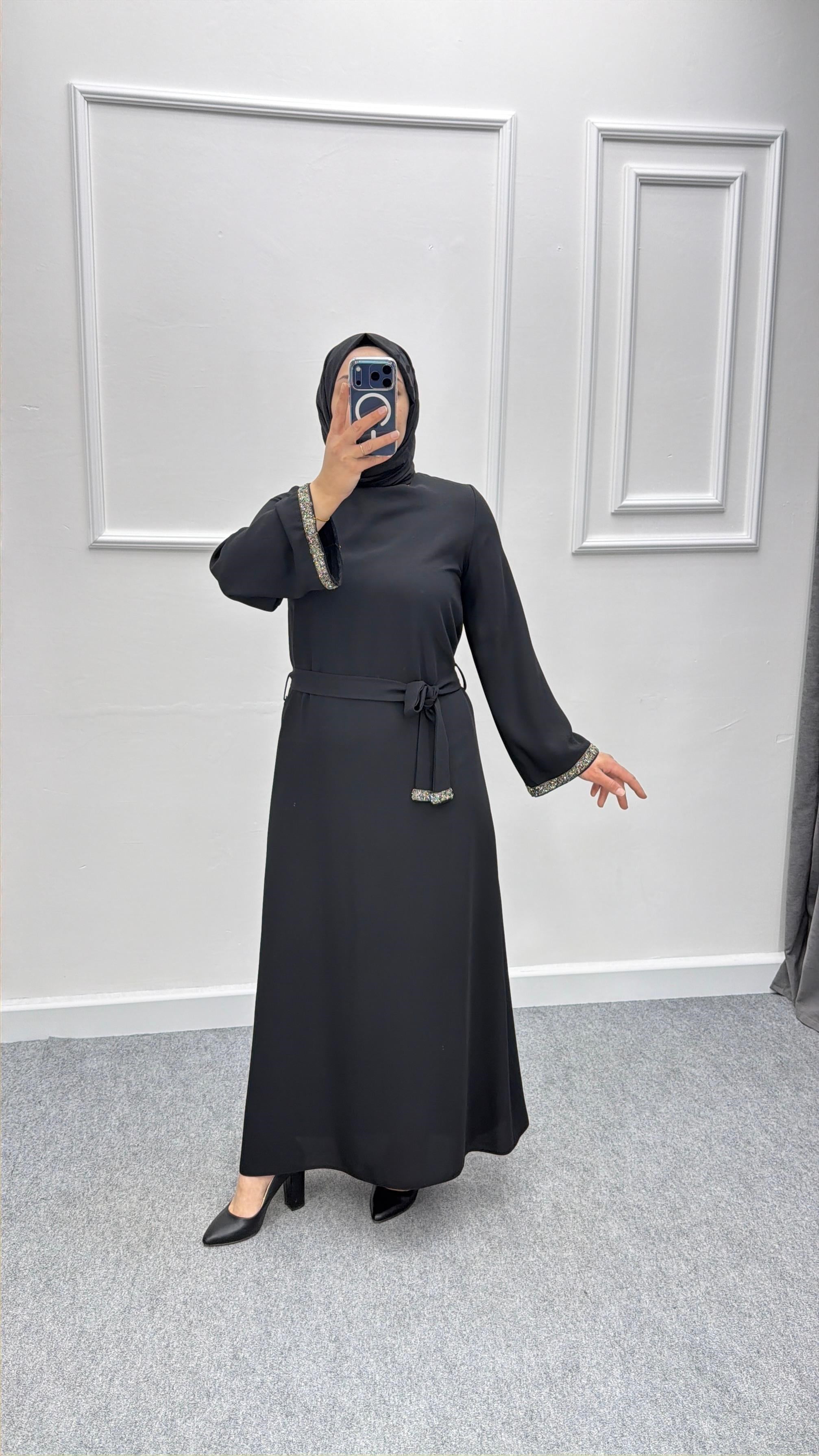 Siyah Taş Detaylı Krep Abaya