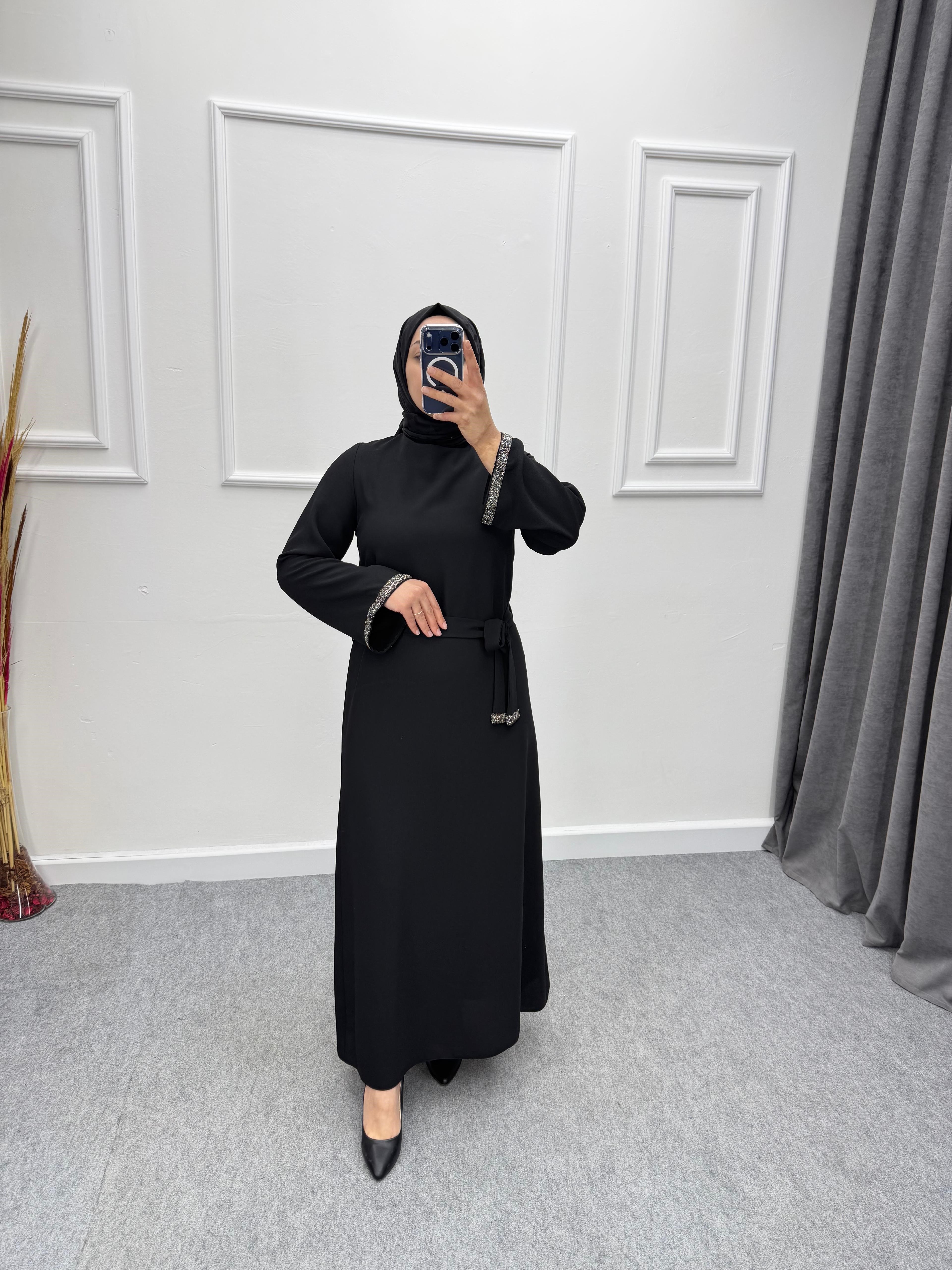 Siyah Taş Detaylı Krep Abaya