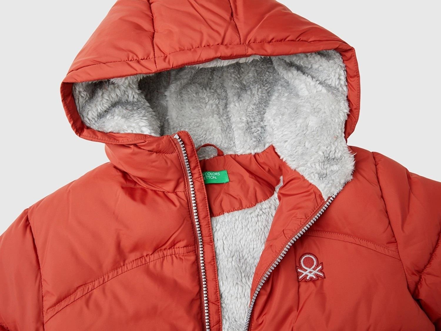 United Colors of Benetton Erkek Çocuk Tarçın Sol Göğsü Logo Yamalı Önü Cep Detaylı Pufa Mont