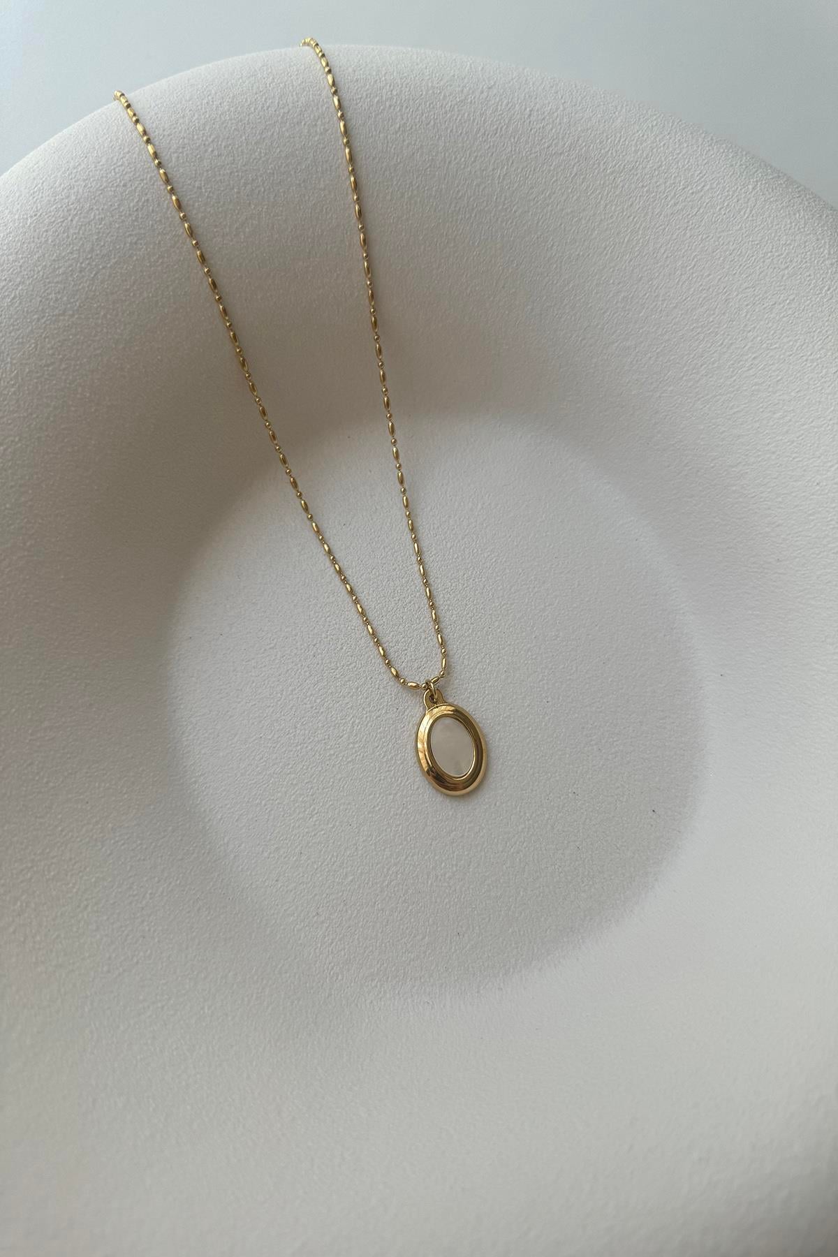 OVAL TOP ZİNCİRDE SEDEFLİ OVAL PLAKA ÇELİK KOLYE