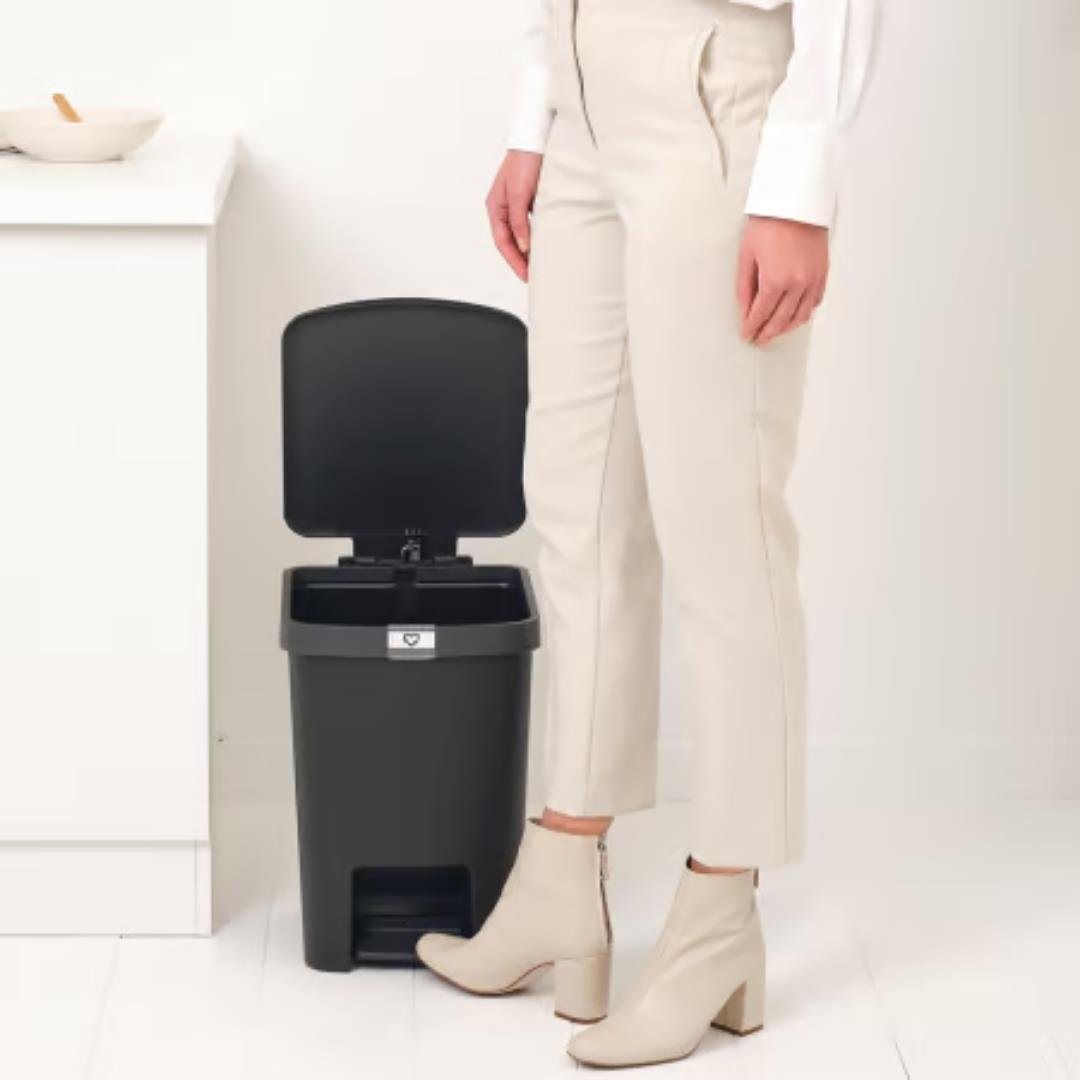 Stepup Koyu Gri Plastik Pedallı Çöp Kutusu 25 L