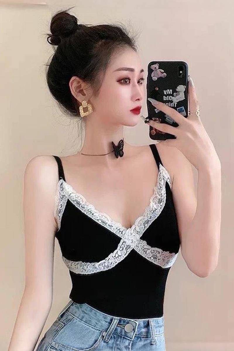 Beyaz Dantel Şeritli Siyah Y2K Askılı Crop 