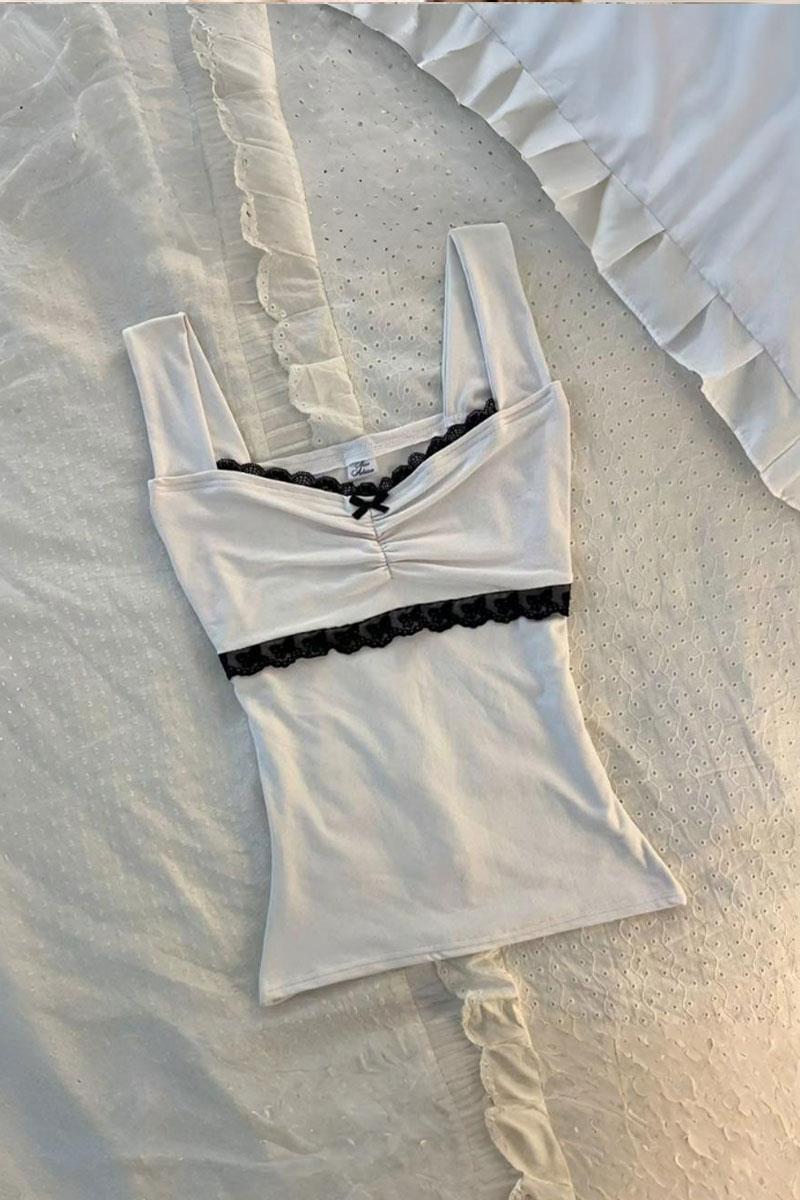 Beyaz Dantel Yaka Kurdele Detaylı Askılı Crop