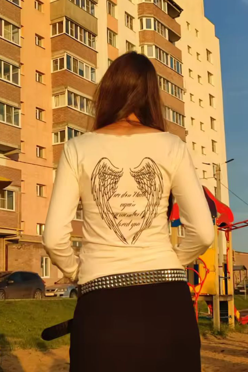 Beyaz Gotik Sırt Baskılı Wing Geniş Yaka Y2K Uzun Kollu Crop