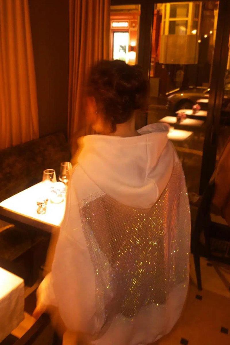 Beyaz Sırtı Fileli Taşlı Transparan Kapüşonlu Sweatshirt