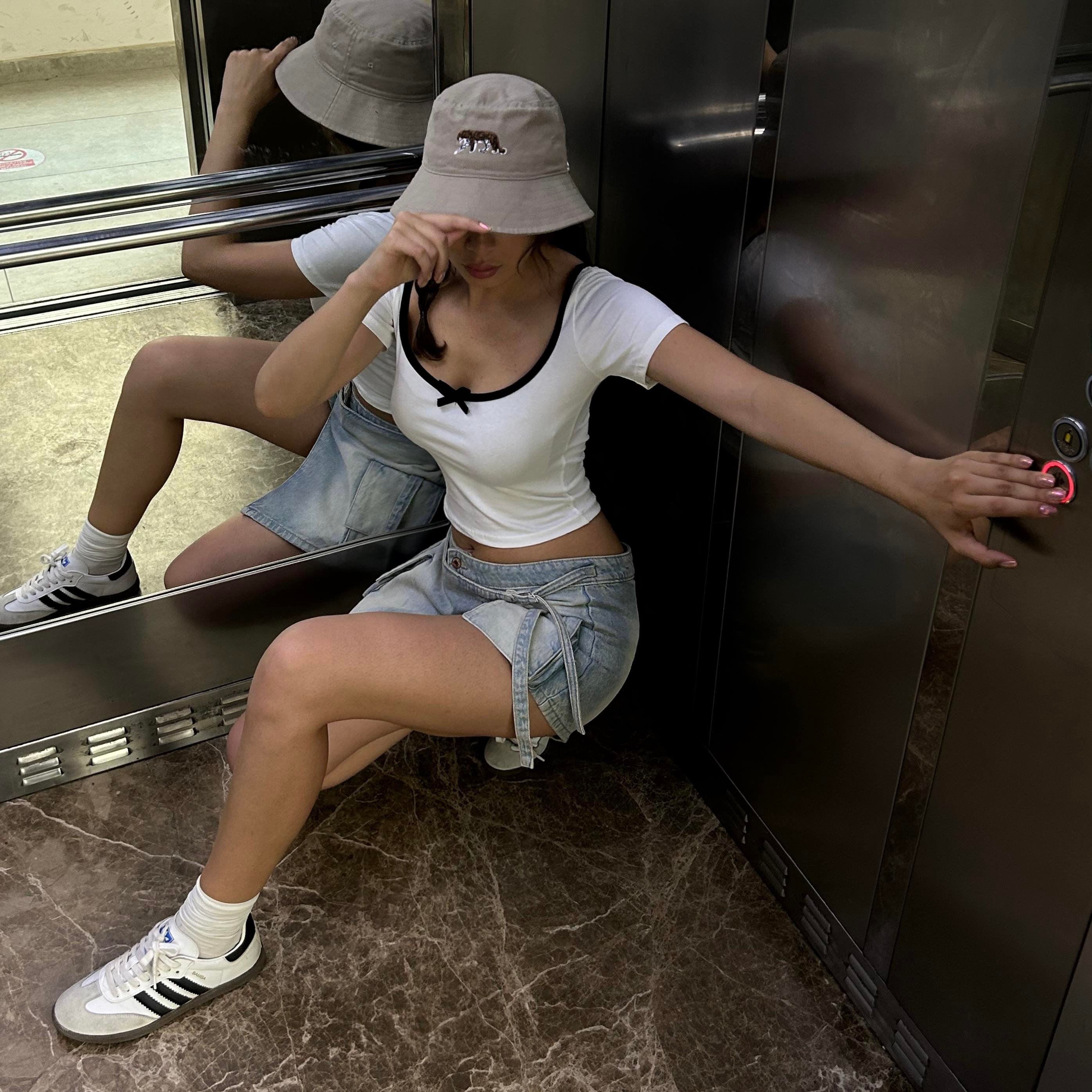 Beyaz Siyah Yaka Fiyonklu Sırt Bağcıklı Kısa Kollu Crop 