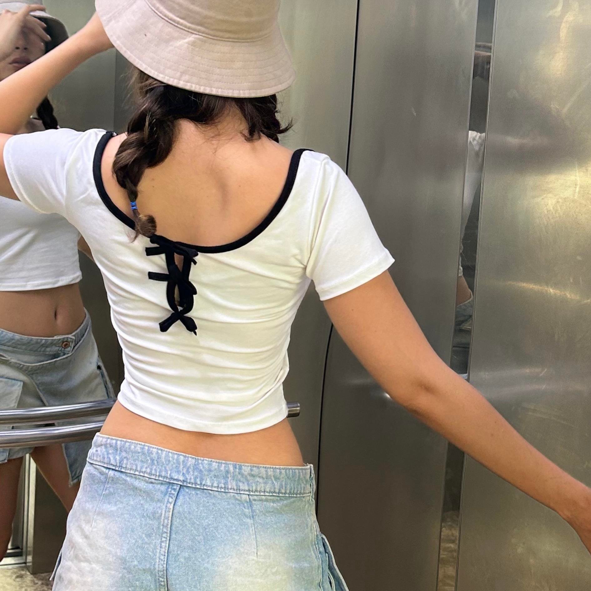 Beyaz Siyah Yaka Fiyonklu Sırt Bağcıklı Kısa Kollu Crop 