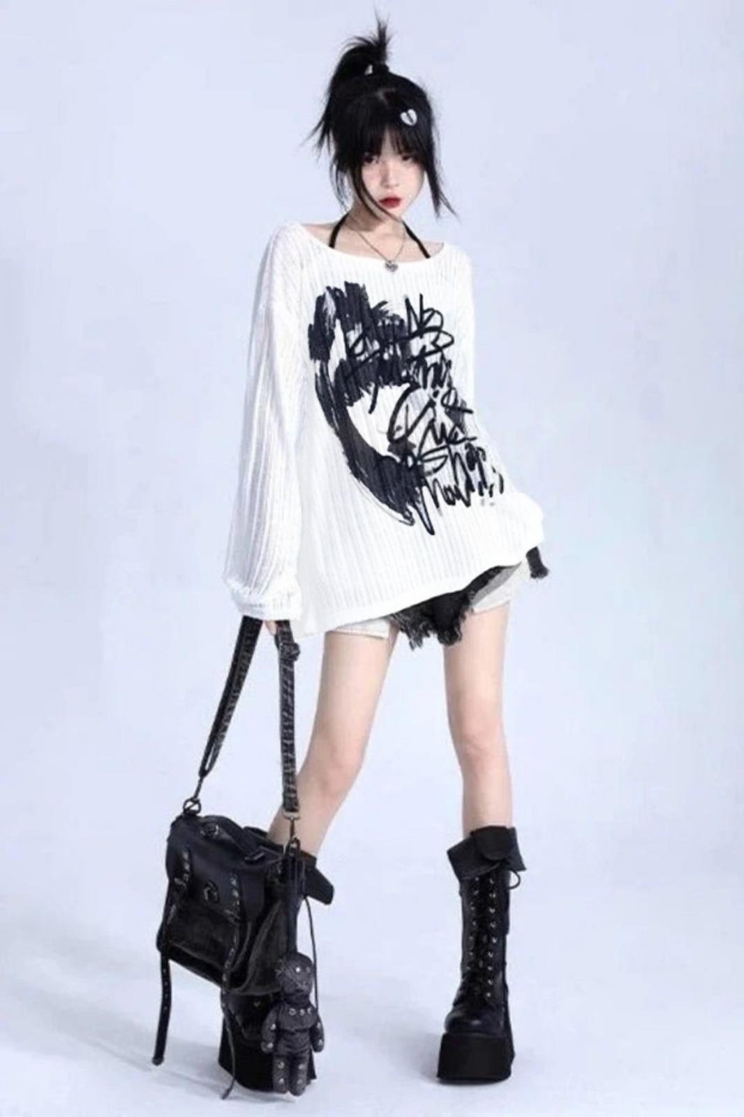 Beyaz Vintage Gothic Graffiti Omuz Dekolteli Sweatshirt