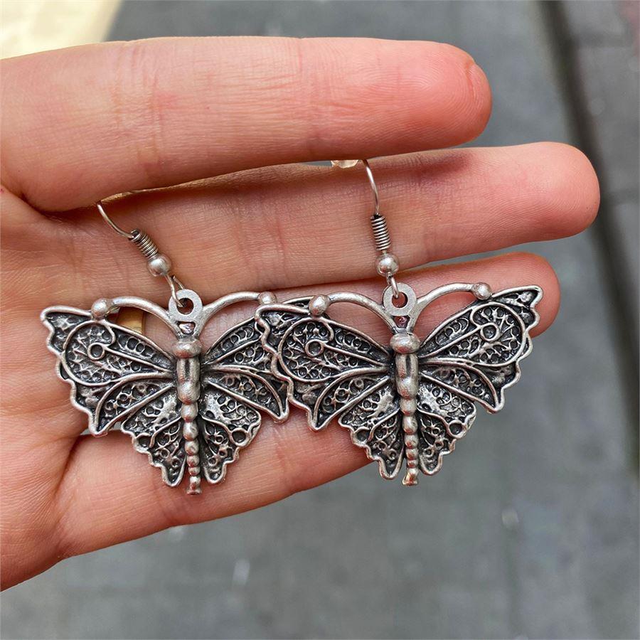 İşlemeli Güve Motifli Küpe