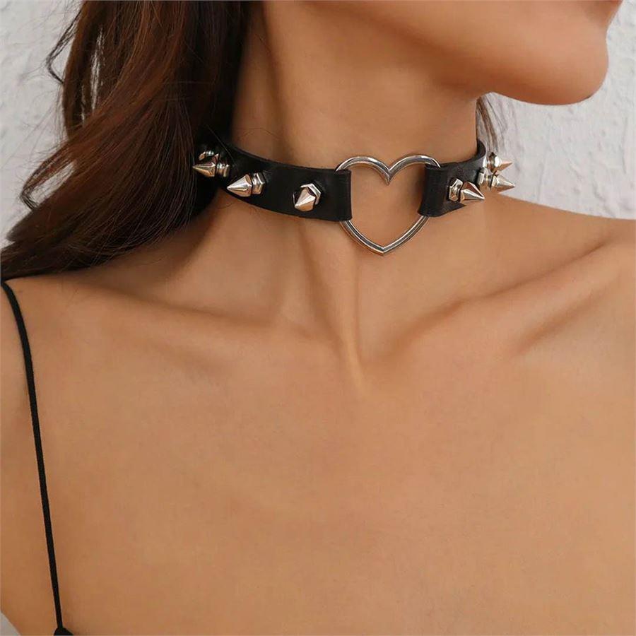 Kalp Toka Detaylı Yeni Dikenli Zımbalı Siyah Deri Tasma