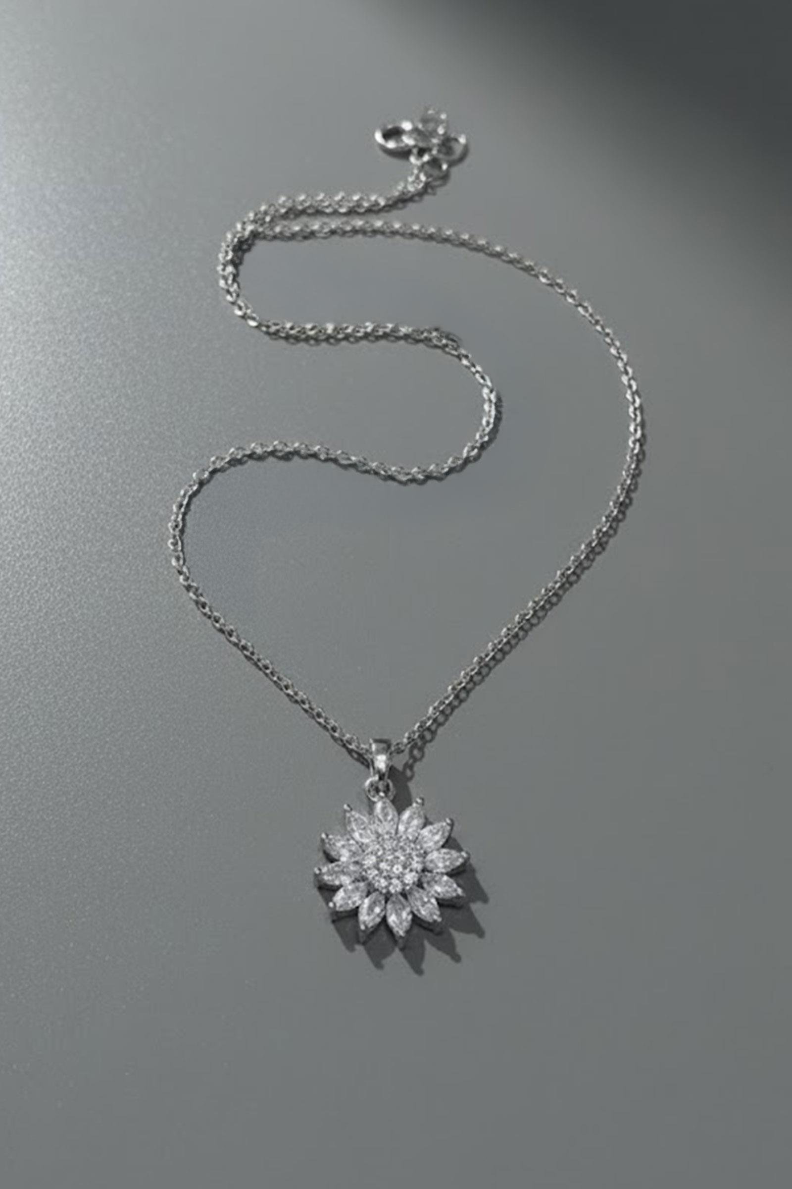 Silver Taşlı Papatya Kolye