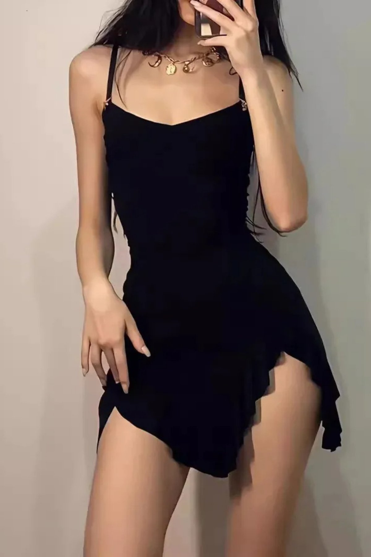 Siyah Asimetrik Yırtmaçlı Askılı Elbise