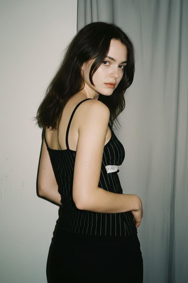 Siyah Dantel Detaylı Beyaz Şeritli Y2K Askılı Crop 