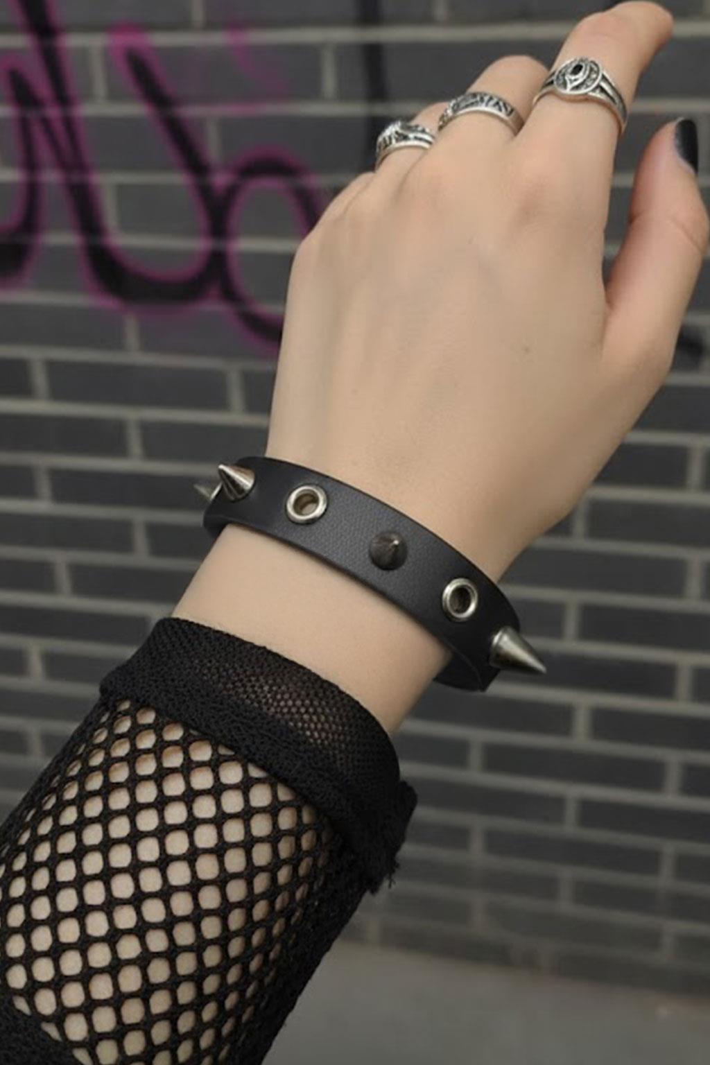 Siyah Dikenli Delikli Gotik Deri Bileklik